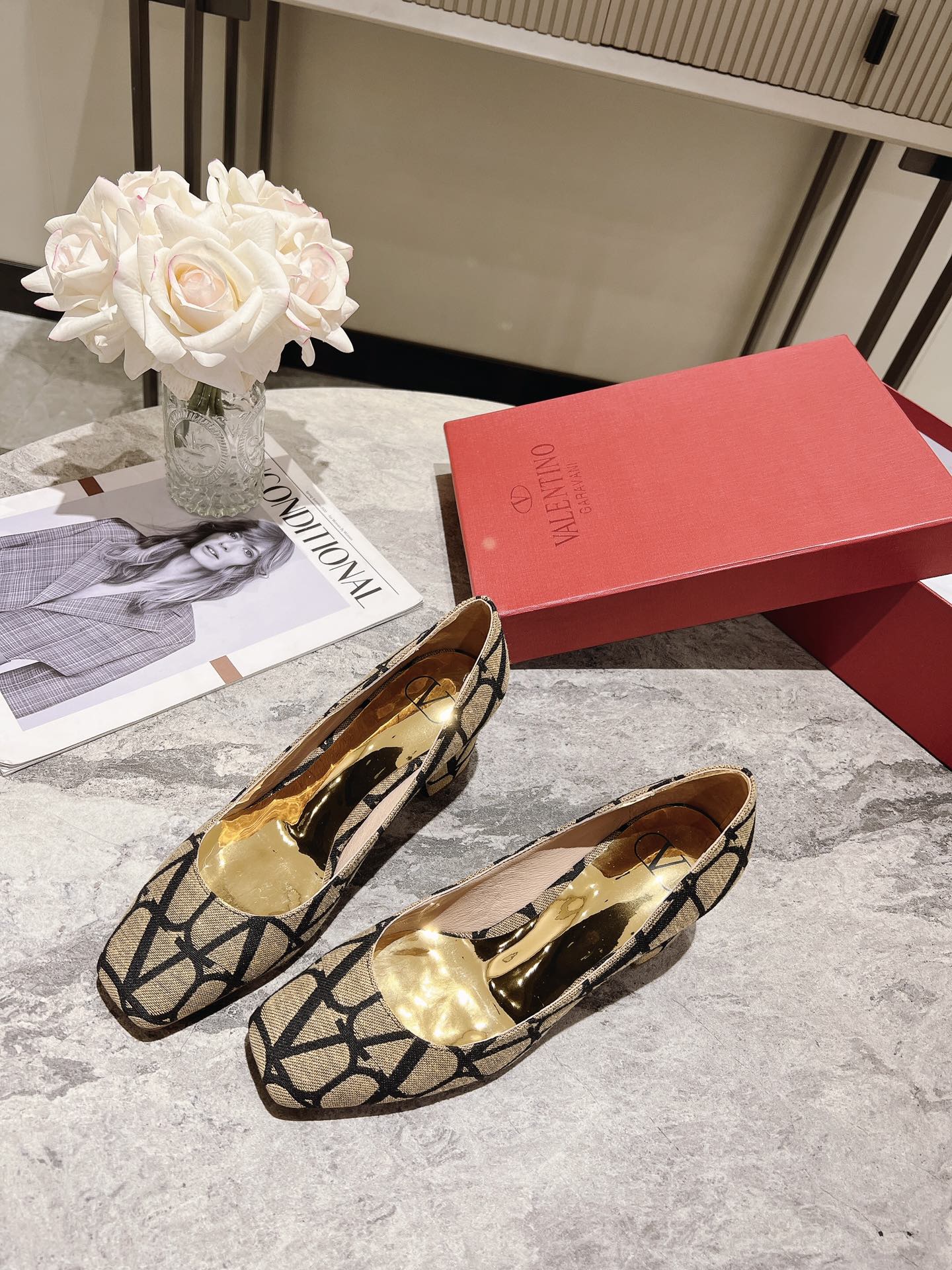 versión superior 𝑉𝐴𝐿𝐸𝑁𝑇𝐼𝑁𝑂 Valentino 2023 primavera y verano nuevo de las mujeres ¡Zapatos 