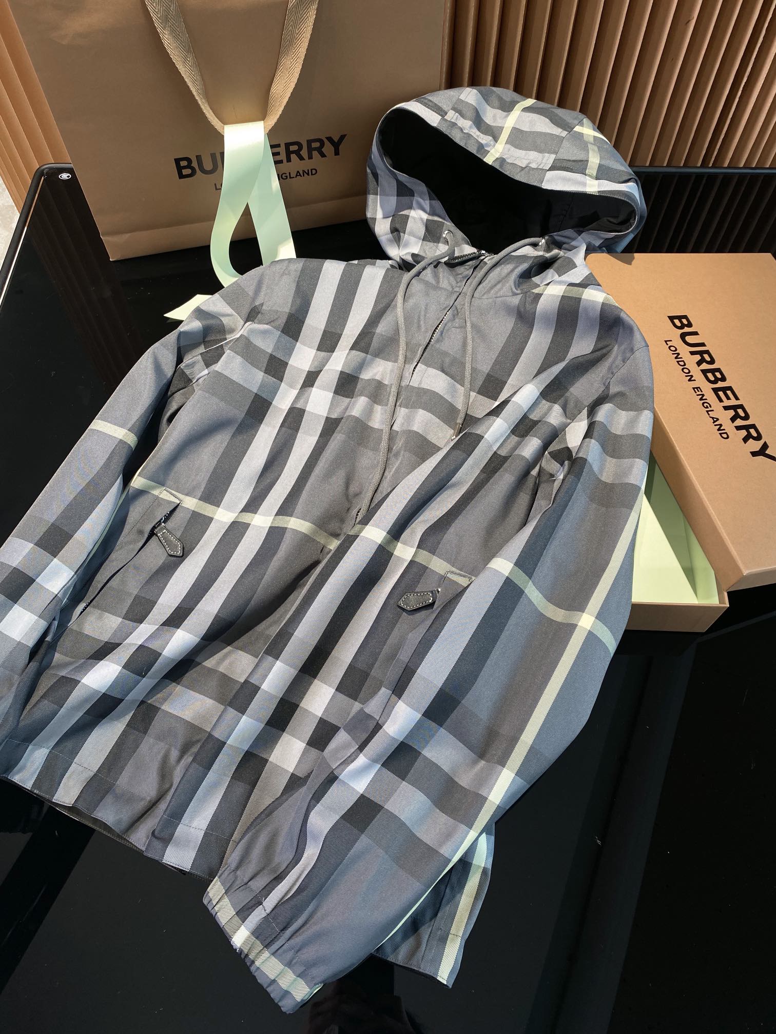 NO:782484,Reversible plaid cotton blend hooded jacket (comes with complete package) [BUR's top product, the best store treasure] [ready in stock in seconds] Reversible plaid sports jacket is coming. The counter price is 10,000, and the official website is facing the point of being sold out. You can imagine how popular this sports and leisure plaid jacket is!  This style has been asked about by many agents before. It is a high-end outdoor sports and leisure series and is a very hot sports trend!  BUR's ace channel kills all versions on the market. It can only be said that it is not of the same level at all. No matter in terms of materials, detail restoration and craftsmanship, it is not afraid of any challenges, just to provide everyone with wonderful products. Lightweight hooded jacket, the back is dark olive green and not pure black. Pay attention to the distinction!  A decorative logo pattern is used on the shoulders, and the most classic and recognizable plaid design is used on the front, which is still a neat pair of plaids!  It perfectly demonstrates the presence of the BUR brand, and is highly recognizable with a loose, dropped-shoulder design. Autumn and winter sports can not only block the headwind for you, but also prevent ultraviolet rays from tanning the skin, and are perfectly breathable and quick-drying!  It’s also rainproof and windproof in winter so you don’t have to worry about traveling!  Every bit is very unique, waterproof, sunproof, windproof, lightweight, extreme quality, and gorgeous details!  !  Lightweight hooded jacket, made of selected plaid cotton blended fabric. The reverse side has a solid color design and is matched with the brand logo. It has a loose fit and is equipped with an adjustable drawstring hood to create a versatile style. The upper body naturally has the generous and simple beauty to set off a refined and stylish high-end atmosphere. It is very recognizable and personalized, and can be easily worn to reflect the fashion pursuit of little sisters and brothers!  !  It is made of Vintage retro plaid fabric made of recycled 67 polyester fiber yarn 33 cotton; the reverse side is made of solid color ECONYL, ECONYL  It is a sustainable nylon fabric made from recycled fishing nets, fabric waste and industrial plastics. It has certain waterproof properties and can be worn on both sides. One piece is equivalent to two pieces, and the loose version is more suitable for outdoor sports in autumn and winter. The matching effect is also perfect, and it perfectly meets the needs of various wearing occasions. It is extremely extraordinary, the grade and charm are extremely outstanding, and it can also highlight the brand specifications and your pursuit of fashion!  !  Needless to say, it’s a good thing. If you miss it, it will be your last song. I look forward to your fans’ perfect performance!  !  The sizes are S, M, L, XL, XXL, Burberry - clothing, burberry, jackets & coats, jackets & coats, hats,19860909双面两穿格纹棉质混纺连帽夹克（配全套包装）【BUR王牌尖货,镇店之宝】【现货秒发】双面穿格纹运动夹克重磅来袭,柜台售价一万,官网面临着售罄的地步可想而知这款运动休闲一体的格纹冲锋衣有多火爆！这款之前有很多代理都有问过的款式,高端户外运动休闲系列,非常火热运动风潮！ BUR王牌渠道 秒杀市面上一切版本 只能说根本就不是一个级别的存在 不管是材质还是细节还原度以及工艺制作方面不惧任何挑战,只为给大家奉献绝妙产物 轻便连帽外套,反面是深橄榄绿色并不是纯黑的注意区分！肩处采用了装饰徽标logo图案,正面采用了最经典最有识辨度的格纹设计,依然是格纹对的整整齐齐的！完美的彰显了BUR品牌的存在感,极具辨识度搭配宽松落肩版型效果设计.秋冬运动不仅能为你阻挡逆风,还能不让紫外线晒黑皮肤、更能完美透气速干！冬天也能防雨防风让你无惧出行！每一处都是非常独特的,防水,防晒,防风,轻便,品质极端,细节华丽！！ 轻盈连帽夹克,精选格纹棉质混纺面料打造.反面呈现纯色设计,搭配品牌徽标.呈现宽松版型,配有可调节抽绳连帽,缔造百搭风格.上身自然而然的具备那种大方简约之美衬托出精致有型的高档气息感,无论辨识度还是个性感都是非常的到位,轻松穿搭出小姐姐小哥哥对于时尚的追求！！ 配置了再生67聚酯纤维纱线33棉质制成的 Vintage 复古格纹面料打造；反面采用纯色 ECONYL 打造,ECONYL 是由再生的渔网、织物废料和工业塑料制成的可持续尼龙面料.具有一定的防水性能,可双面穿一件等于两件,且宽松的版型比较适合秋冬外出运动,搭配方面也是完美穿搭效果,完美的符合各种穿搭场合的所需.极为非凡,档次与魅力更是极为的出色亮眼,更能够彰显品牌规格与你对于时尚的追求！！ 好物无需多言,错过便是绝唱,期待各位粉丝的完美演绎！！ 码数分别是S、M、L、XL、XXL,博柏利-服装,burberry,jackets & coats,jackets & coats,hats,,Women's clothing
