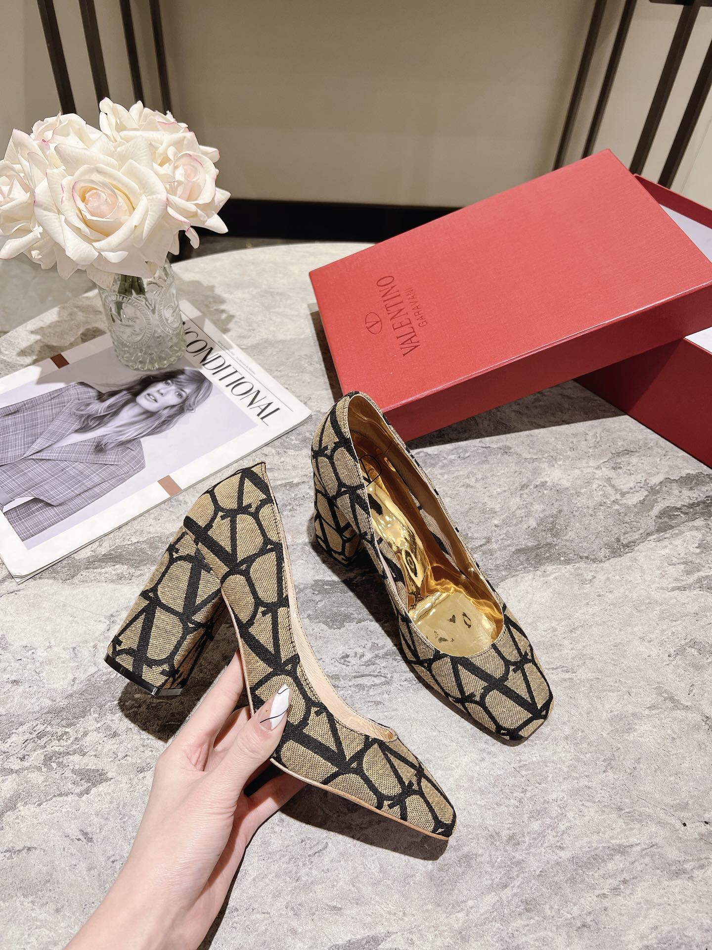 versión superior 𝑉𝐴𝐿𝐸𝑁𝑇𝐼𝑁𝑂 Valentino 2023 primavera y verano nuevo de las mujeres ¡Zapatos 