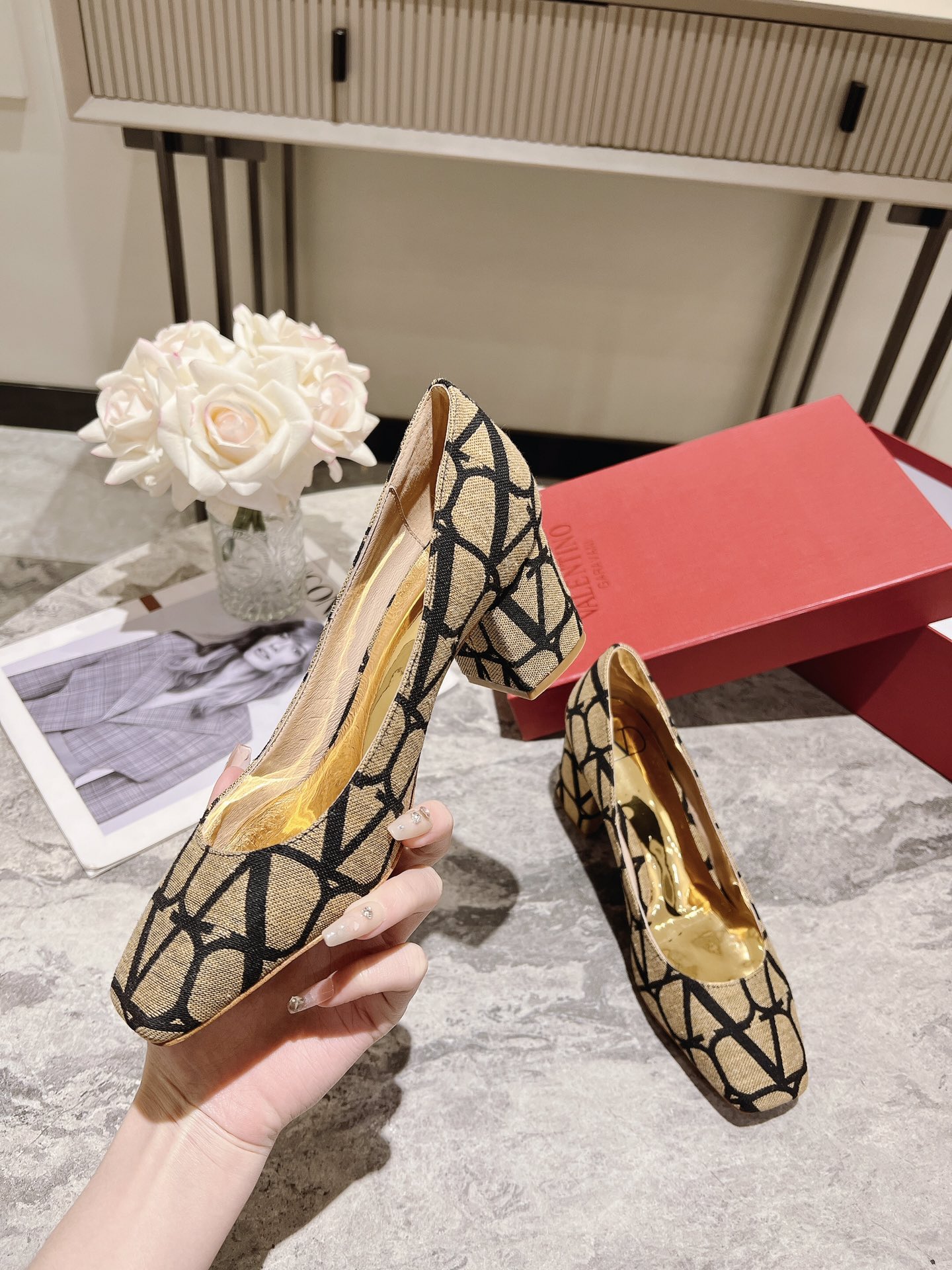 versión superior 𝑉𝐴𝐿𝐸𝑁𝑇𝐼𝑁𝑂 Valentino 2023 primavera y verano nuevo de las mujeres ¡Zapatos 