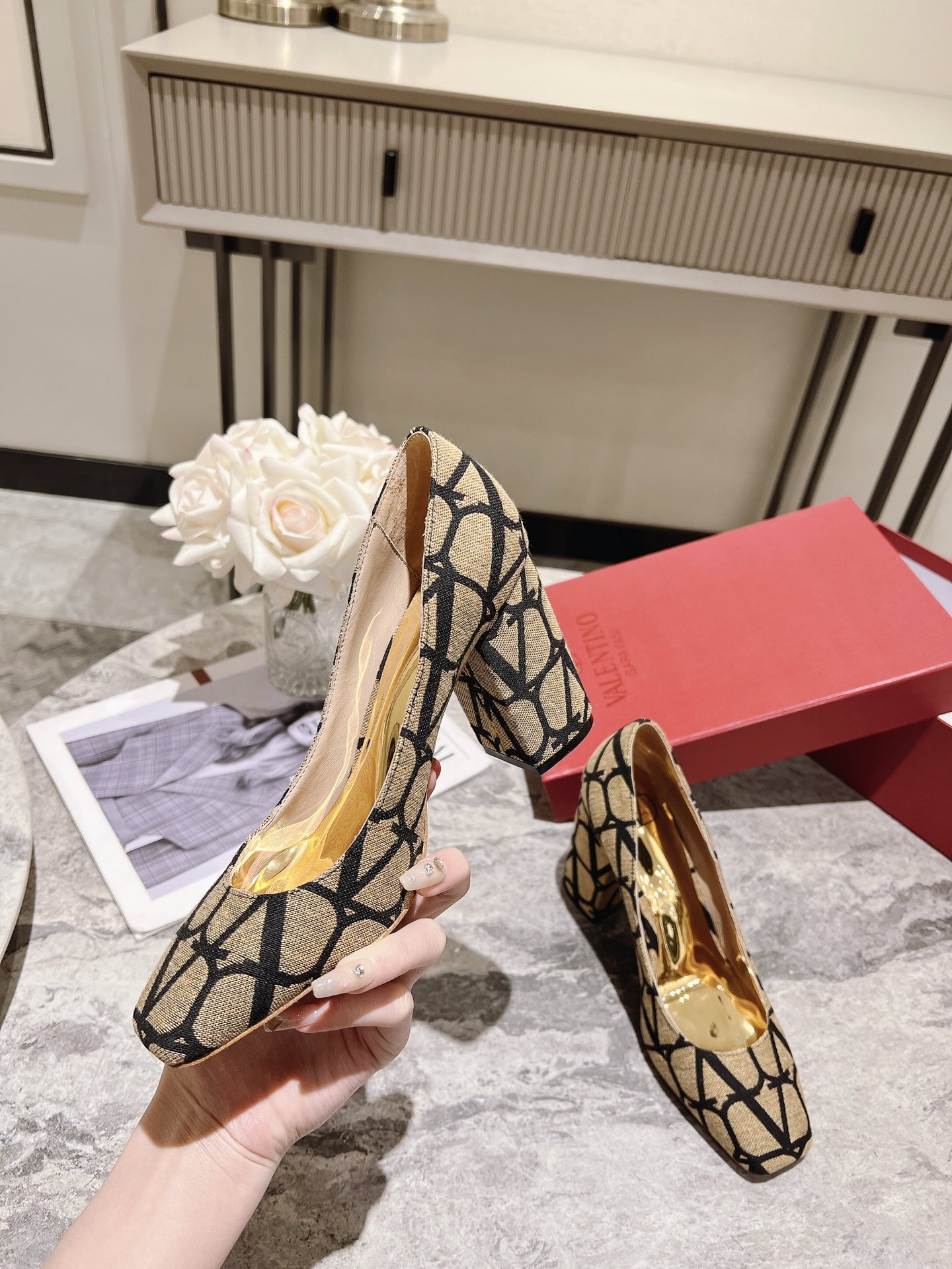 versión superior 𝑉𝐴𝐿𝐸𝑁𝑇𝐼𝑁𝑂 Valentino 2023 primavera y verano nuevo de las mujeres ¡Zapatos 