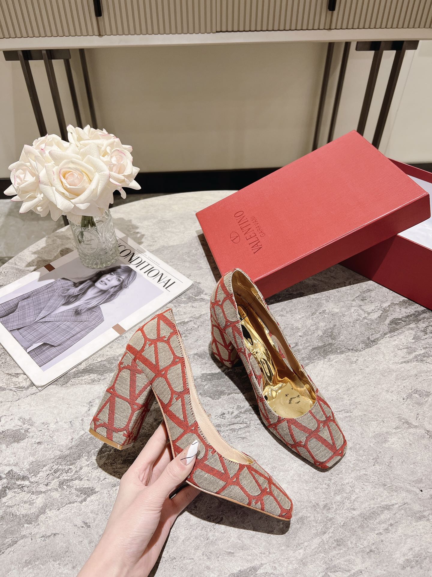 versión superior 𝑉𝐴𝐿𝐸𝑁𝑇𝐼𝑁𝑂 Valentino 2023 primavera y verano nuevo de las mujeres ¡Zapatos 