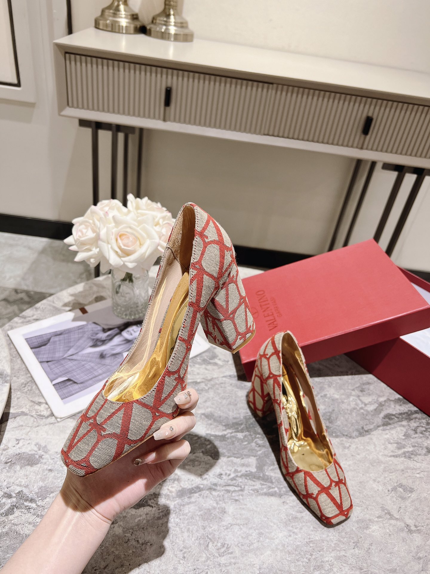 versión superior 𝑉𝐴𝐿𝐸𝑁𝑇𝐼𝑁𝑂 Valentino 2023 primavera y verano nuevo de las mujeres ¡Zapatos 