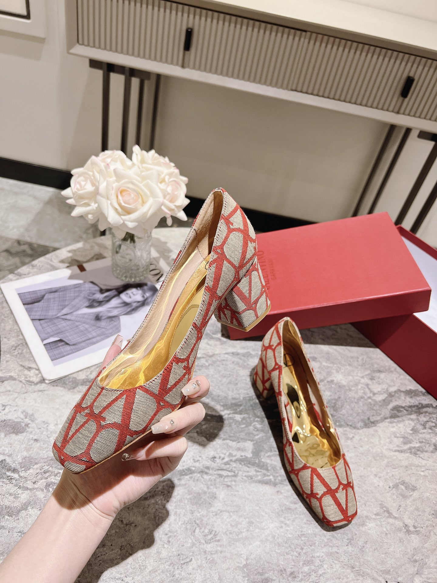 versión superior 𝑉𝐴𝐿𝐸𝑁𝑇𝐼𝑁𝑂 Valentino 2023 primavera y verano nuevo de las mujeres ¡Zapatos 