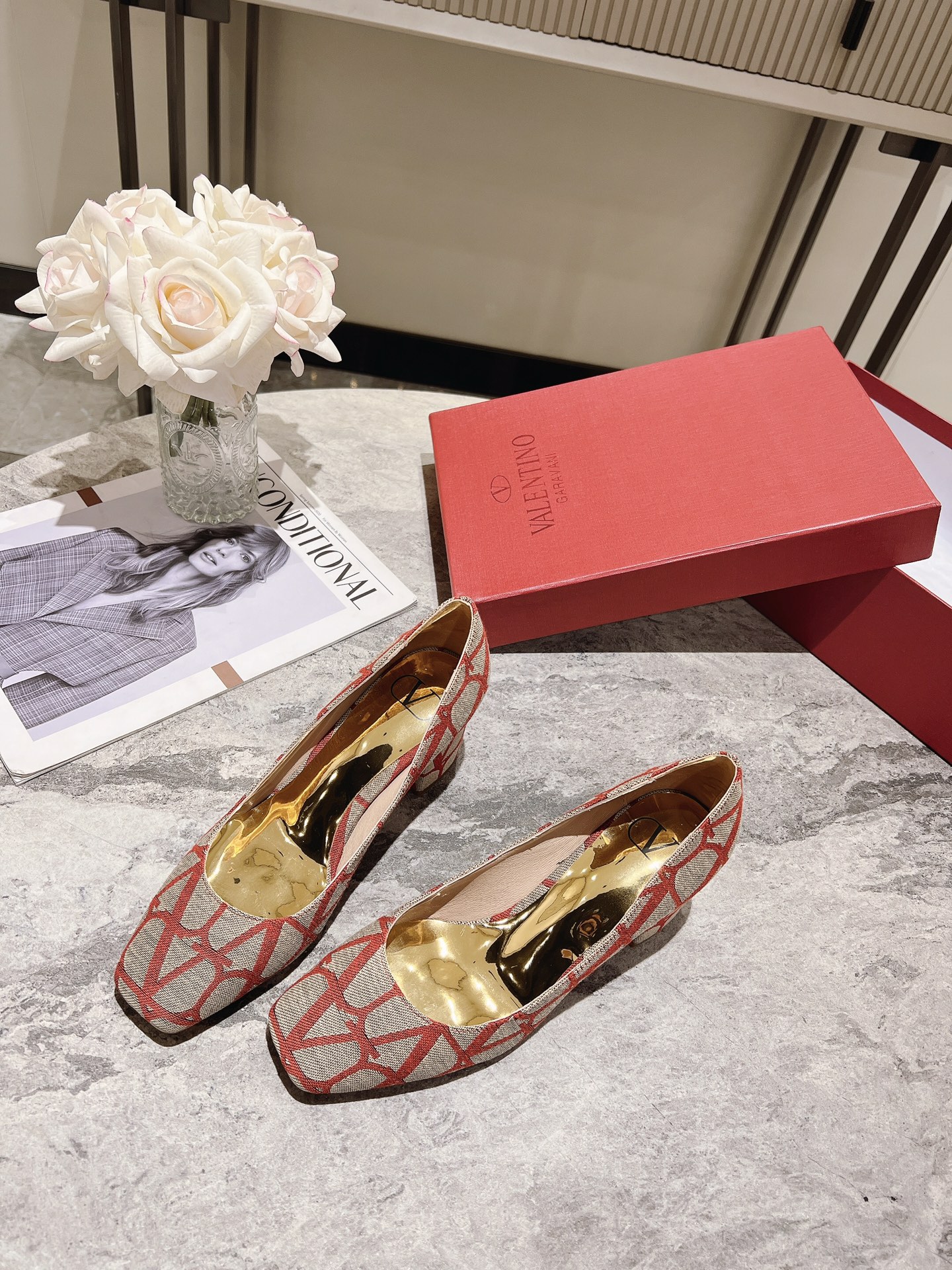 versión superior 𝑉𝐴𝐿𝐸𝑁𝑇𝐼𝑁𝑂 Valentino 2023 primavera y verano nuevo de las mujeres ¡Zapatos 
