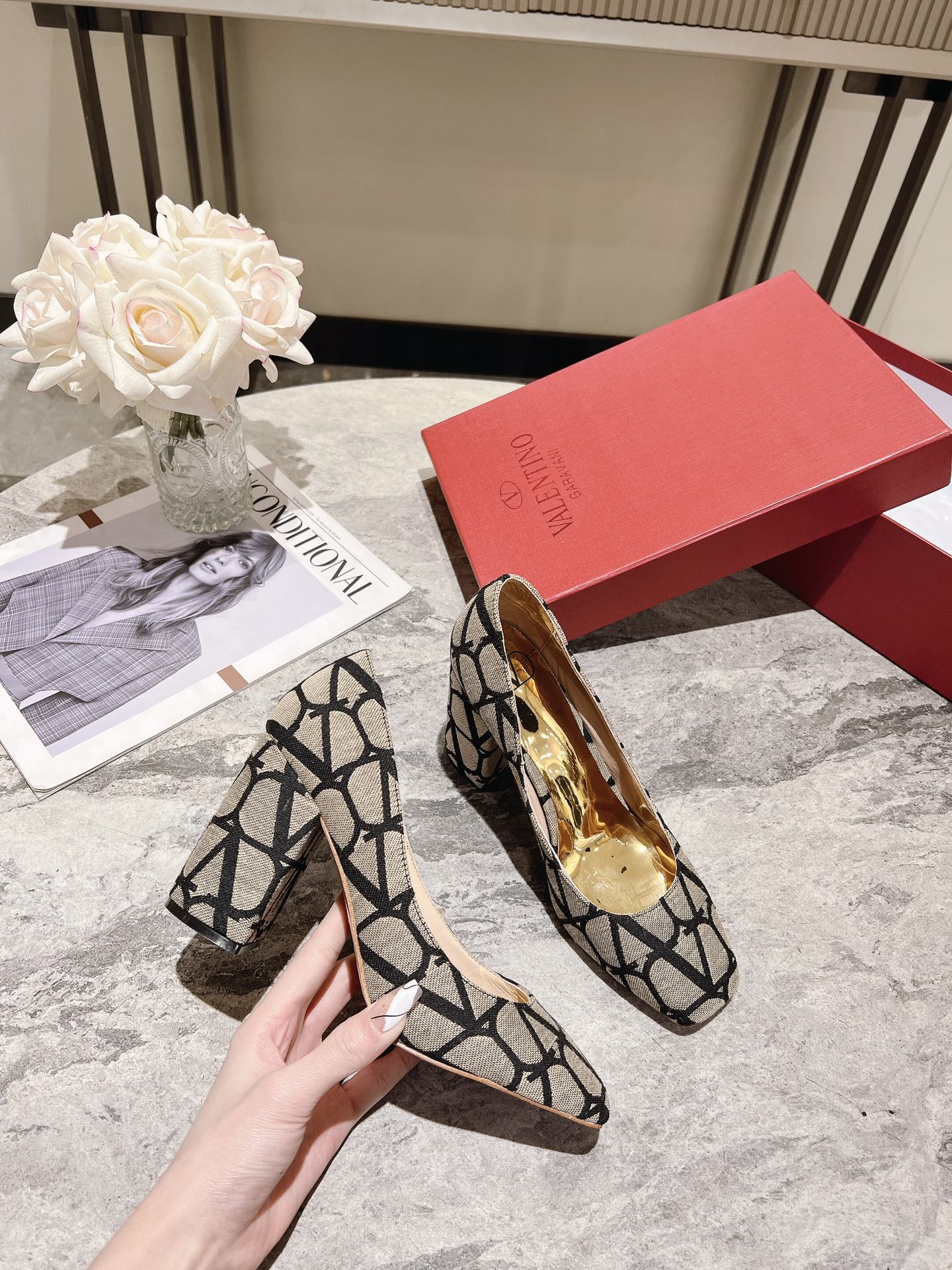 versión superior 𝑉𝐴𝐿𝐸𝑁𝑇𝐼𝑁𝑂 Valentino 2023 primavera y verano nuevo de las mujeres ¡Zapatos 