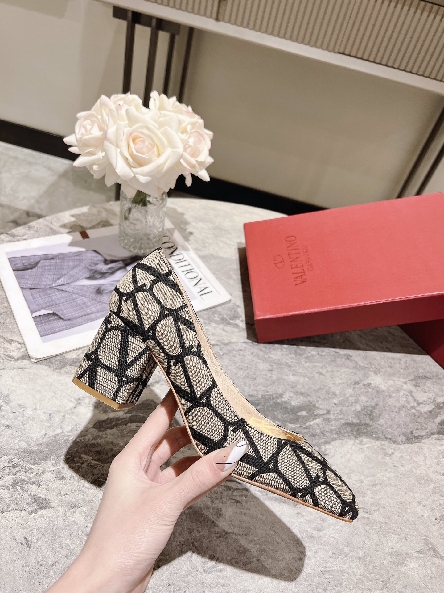 versión superior 𝑉𝐴𝐿𝐸𝑁𝑇𝐼𝑁𝑂 Valentino 2023 primavera y verano nuevo de las mujeres ¡Zapatos 
