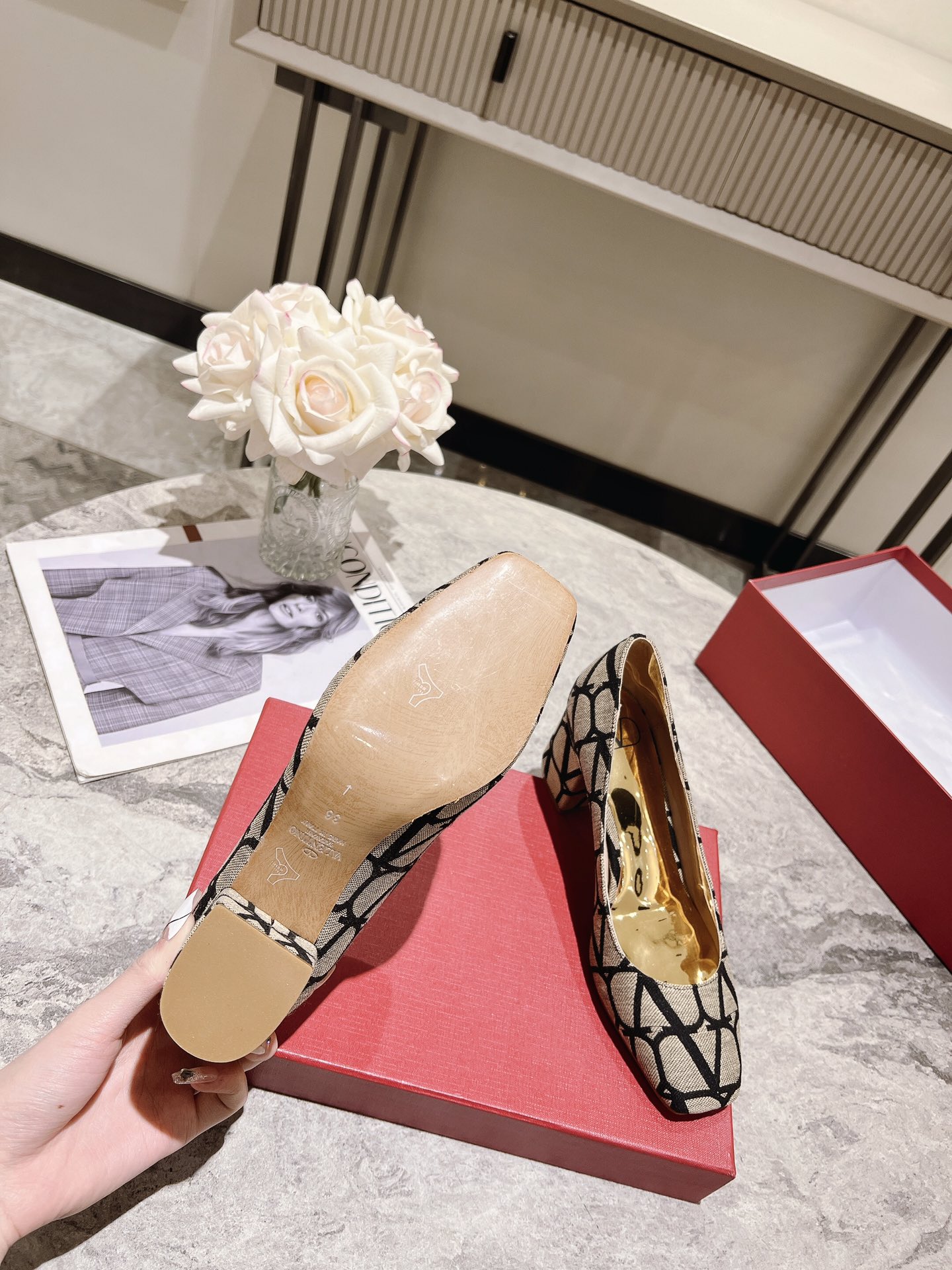 versión superior 𝑉𝐴𝐿𝐸𝑁𝑇𝐼𝑁𝑂 Valentino 2023 primavera y verano nuevo de las mujeres ¡Zapatos 