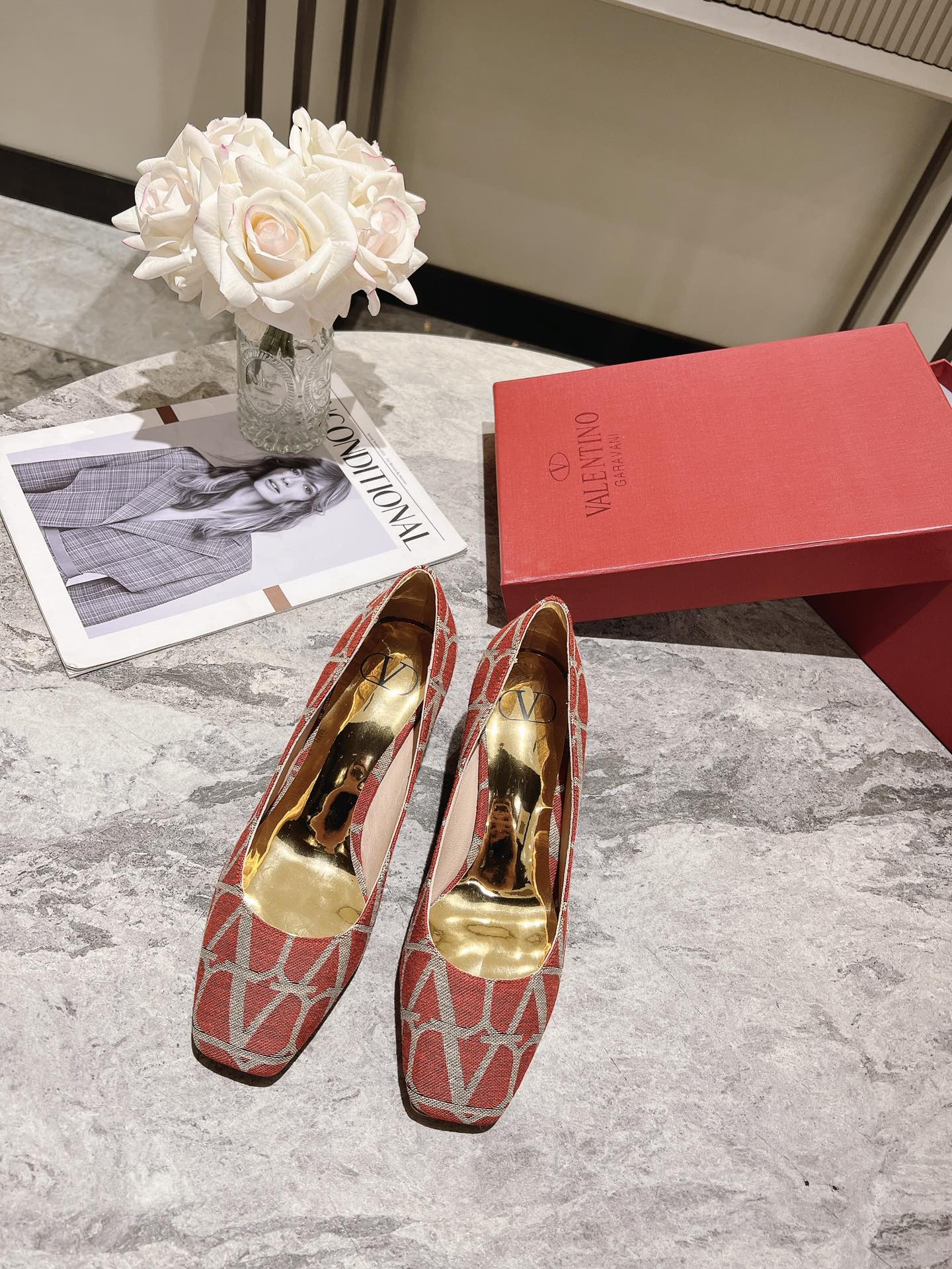 versión superior 𝑉𝐴𝐿𝐸𝑁𝑇𝐼𝑁𝑂 Valentino 2023 primavera y verano nuevo de las mujeres ¡Zapatos 