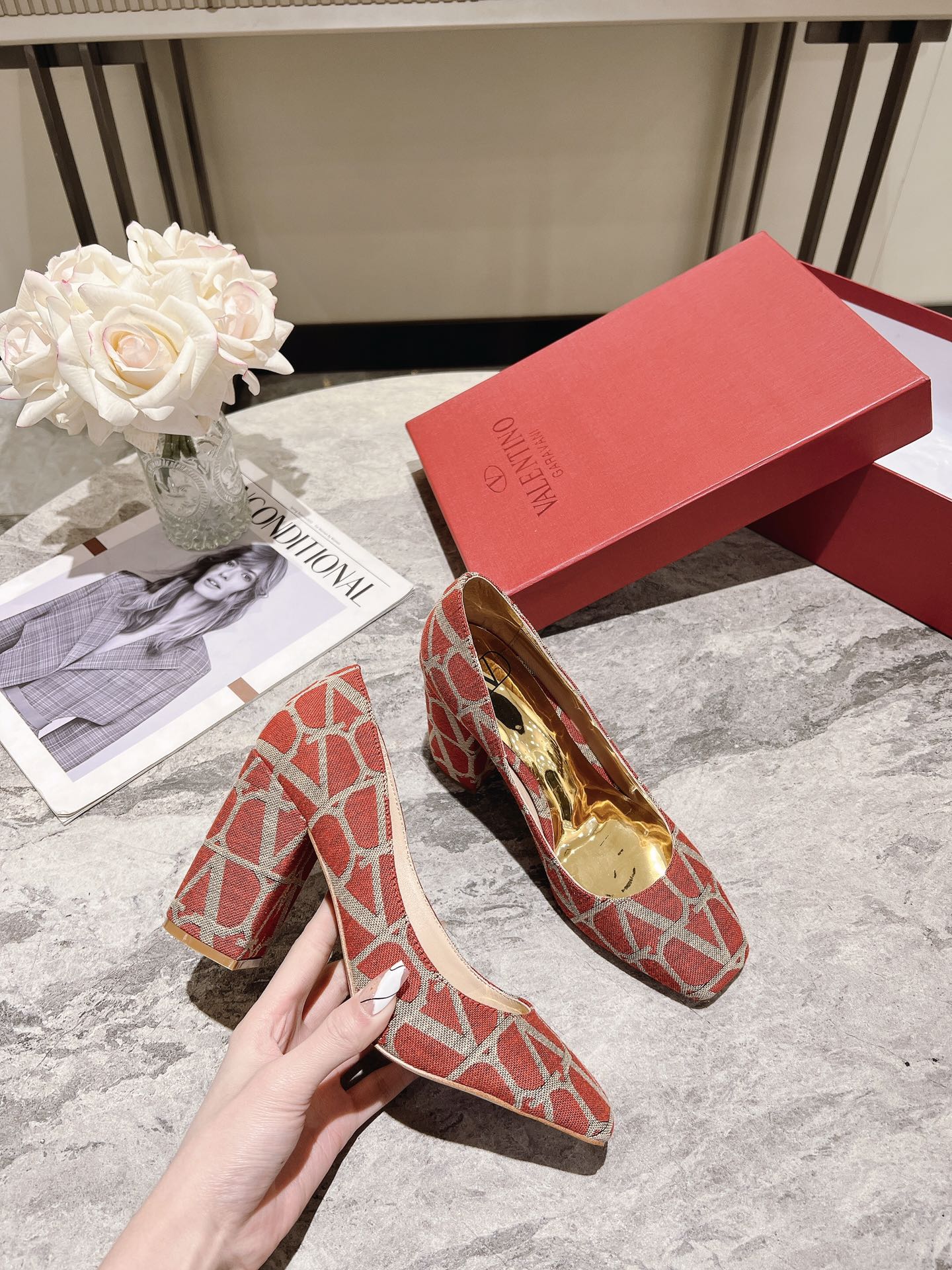 versión superior 𝑉𝐴𝐿𝐸𝑁𝑇𝐼𝑁𝑂 Valentino 2023 primavera y verano nuevo de las mujeres ¡Zapatos 