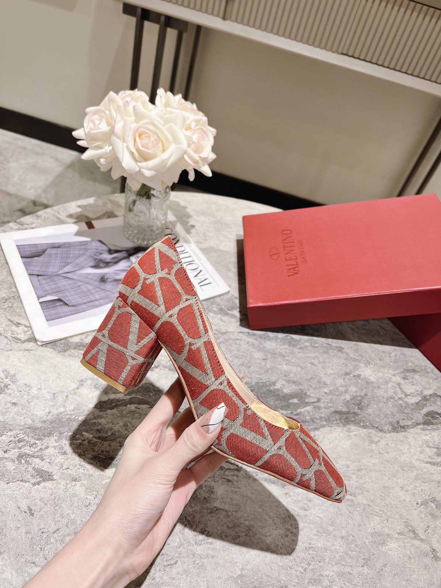 versión superior 𝑉𝐴𝐿𝐸𝑁𝑇𝐼𝑁𝑂 Valentino 2023 primavera y verano nuevo de las mujeres ¡Zapatos 