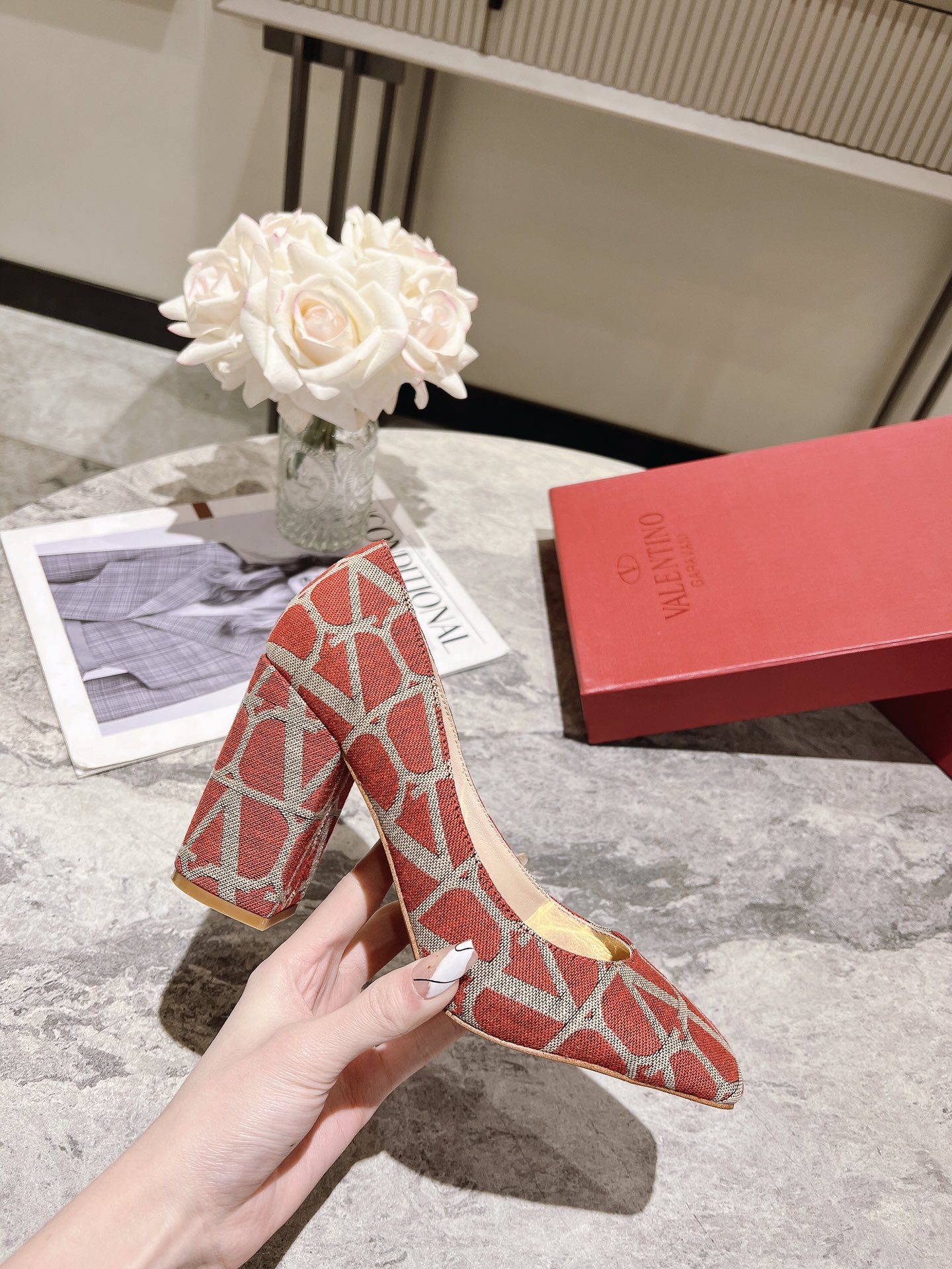 versión superior 𝑉𝐴𝐿𝐸𝑁𝑇𝐼𝑁𝑂 Valentino 2023 primavera y verano nuevo de las mujeres ¡Zapatos 