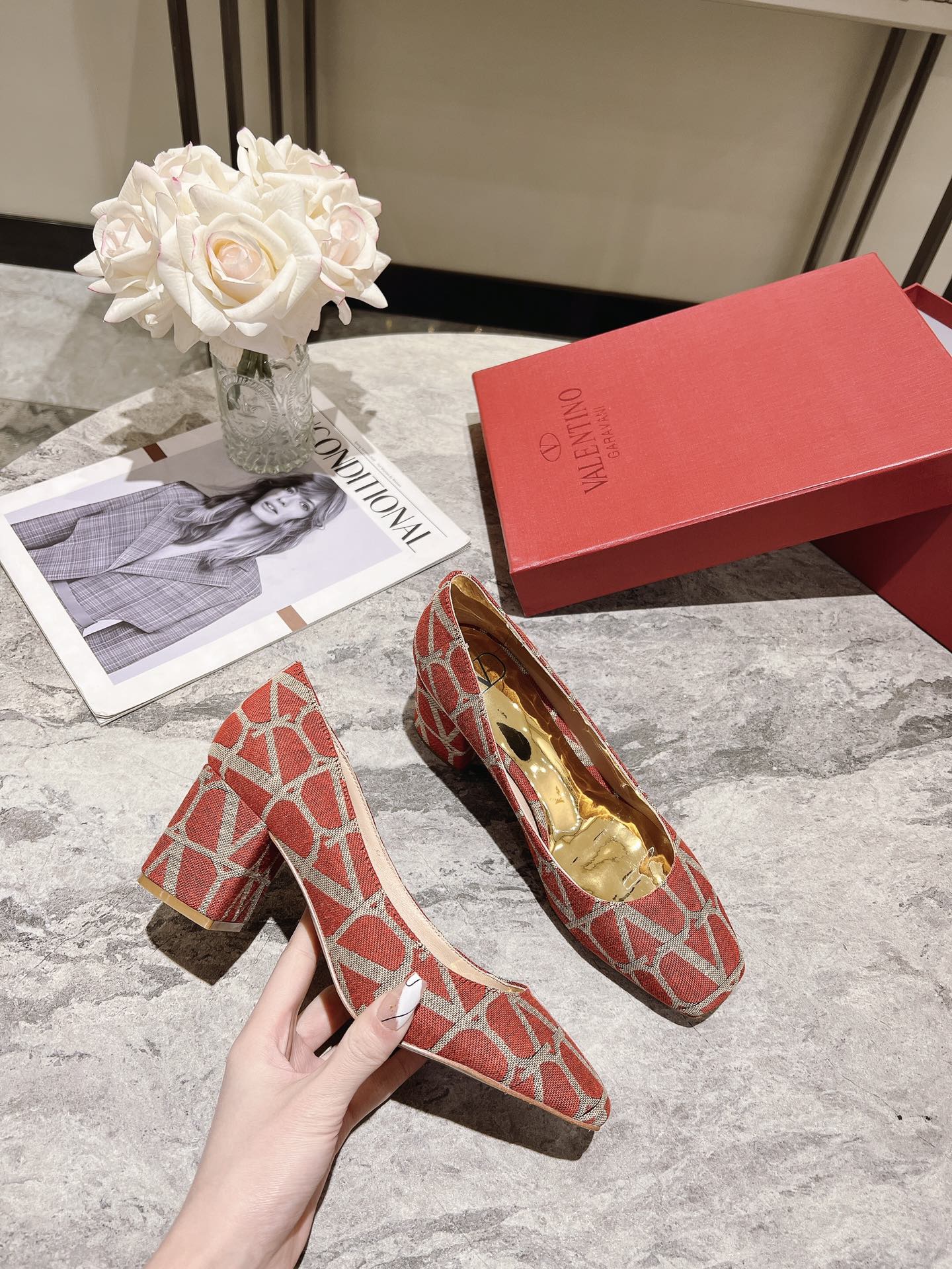 versión superior 𝑉𝐴𝐿𝐸𝑁𝑇𝐼𝑁𝑂 Valentino 2023 primavera y verano nuevo de las mujeres ¡Zapatos 