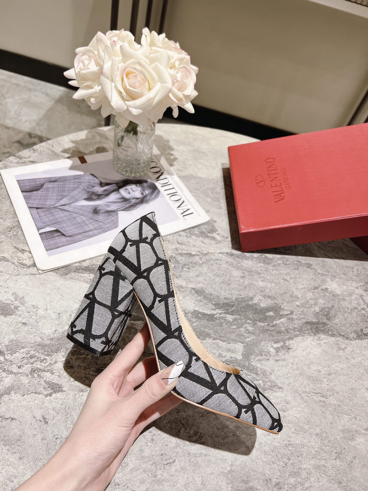 versión superior 𝑉𝐴𝐿𝐸𝑁𝑇𝐼𝑁𝑂 Valentino 2023 primavera y verano nuevo de las mujeres ¡Zapatos 