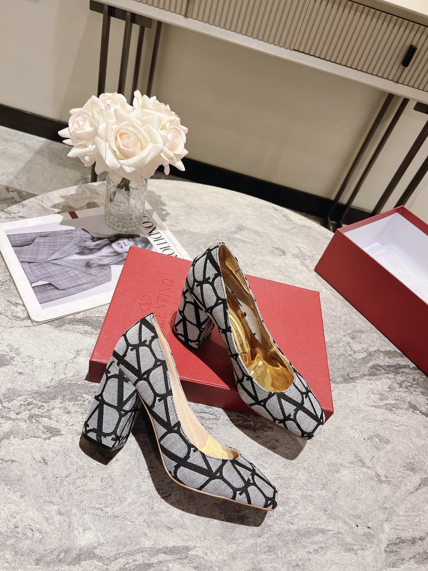 versión superior 𝑉𝐴𝐿𝐸𝑁𝑇𝐼𝑁𝑂 Valentino 2023 primavera y verano nuevo de las mujeres ¡Zapatos 
