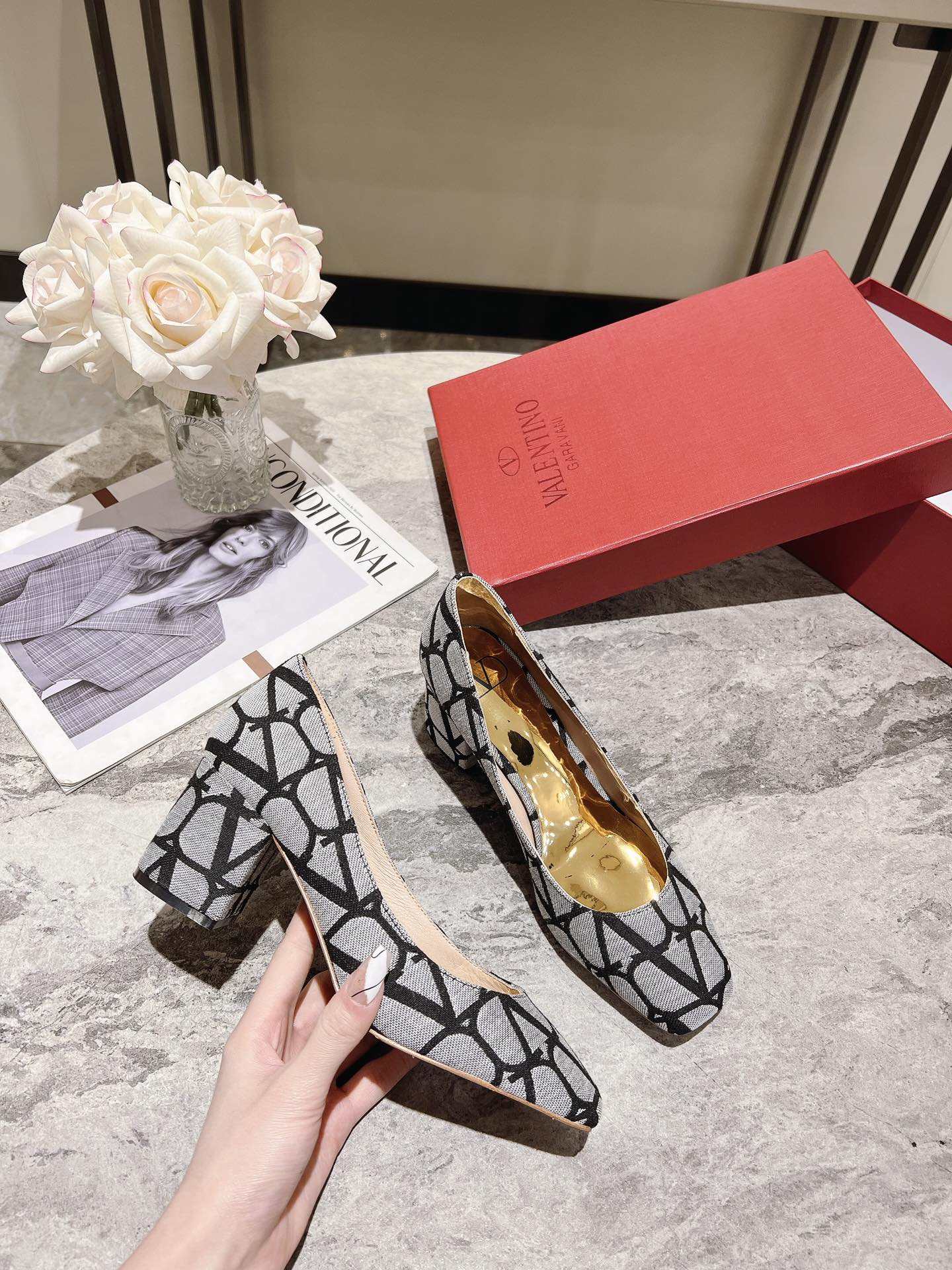 versión superior 𝑉𝐴𝐿𝐸𝑁𝑇𝐼𝑁𝑂 Valentino 2023 primavera y verano nuevo de las mujeres ¡Zapatos 