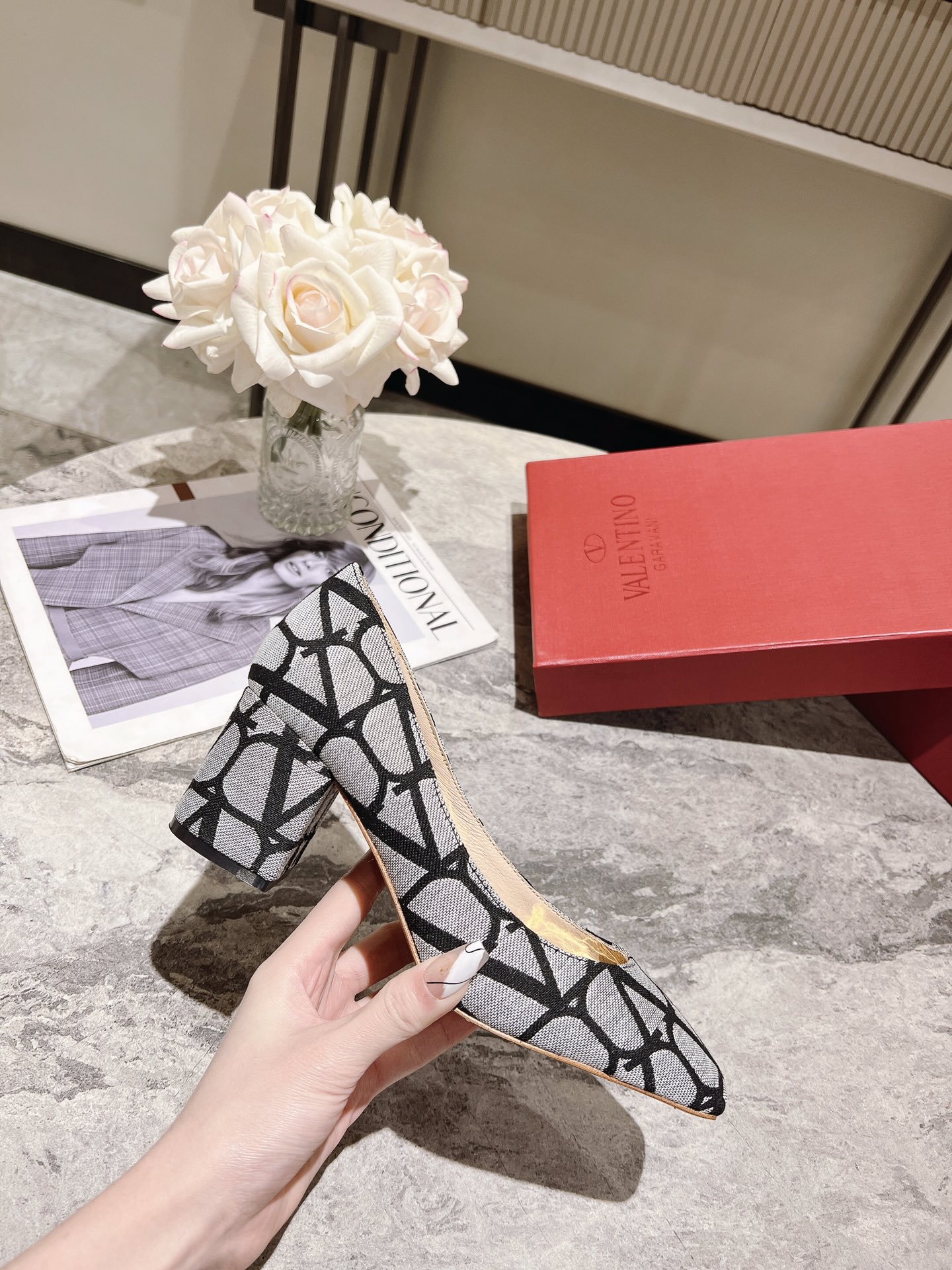 versión superior 𝑉𝐴𝐿𝐸𝑁𝑇𝐼𝑁𝑂 Valentino 2023 primavera y verano nuevo de las mujeres ¡Zapatos 