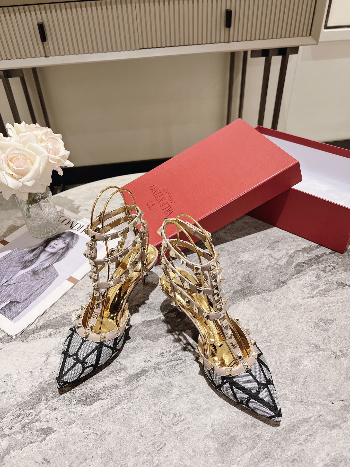 Valentino Valentino Primavera/Verano 2023 nuevo - zapatos remachados nuevo ------- ------La clásica 