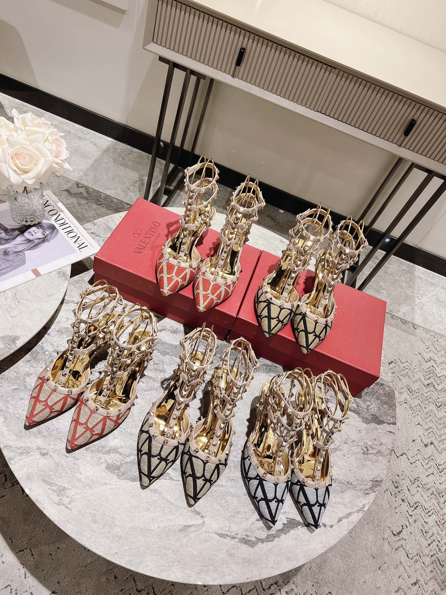 Valentino Valentino Primavera/Verano 2023 nuevo - zapatos remachados nuevo ------- ------La clásica 