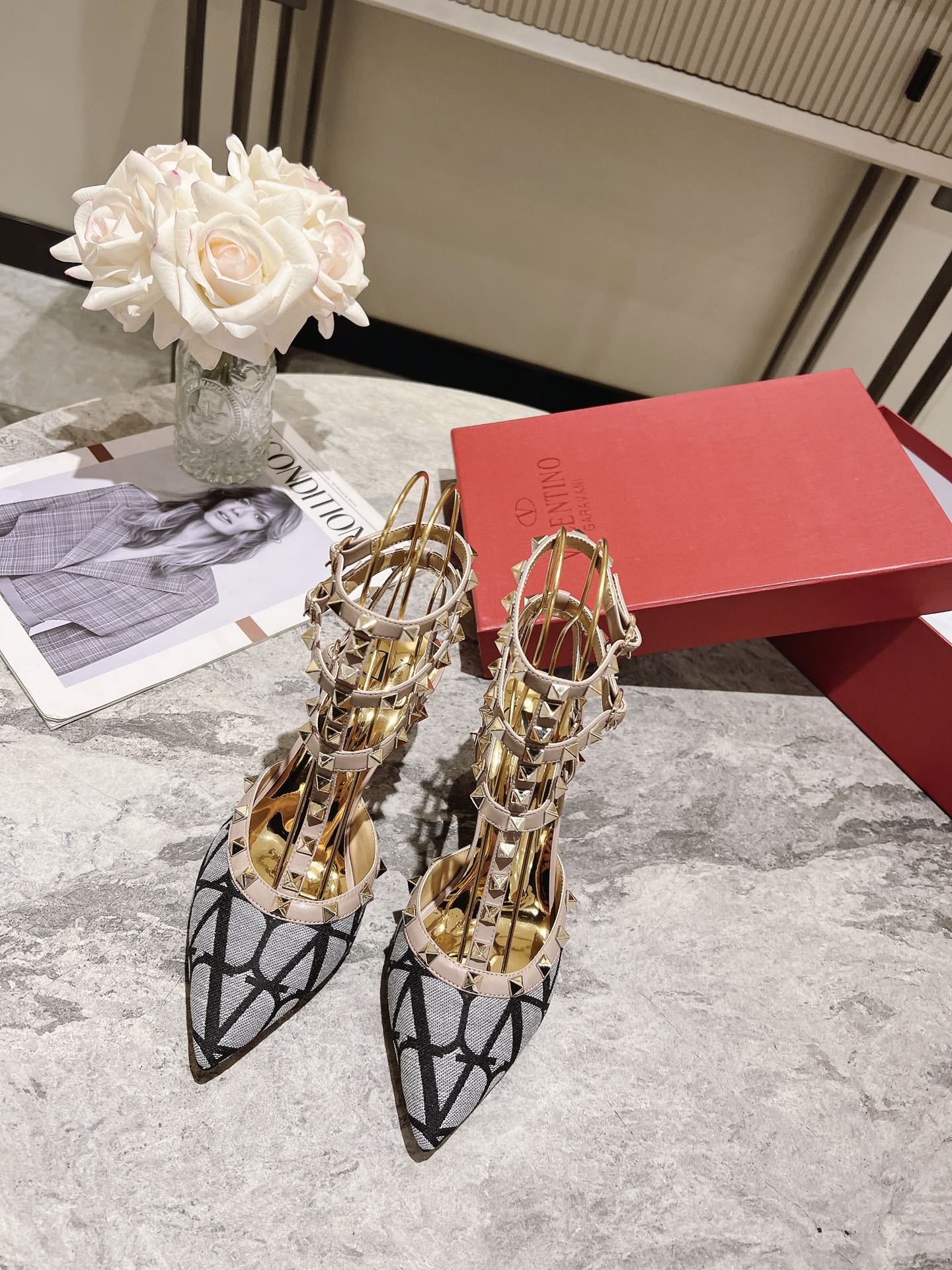 Valentino Valentino Primavera/Verano 2023 nuevo - zapatos remachados nuevo ------- ------La clásica 