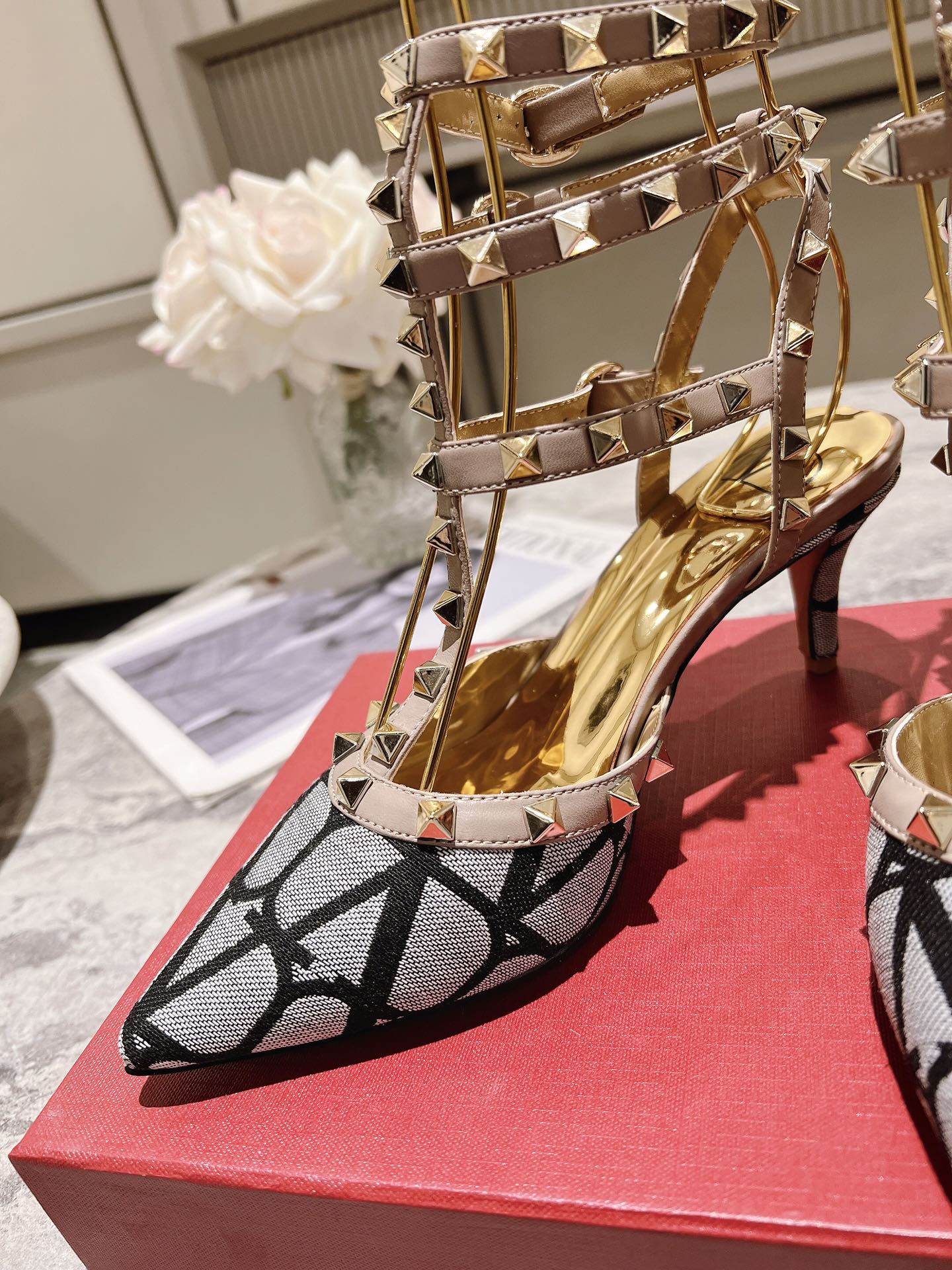 Valentino Valentino Primavera/Verano 2023 nuevo - zapatos remachados nuevo ------- ------La clásica 