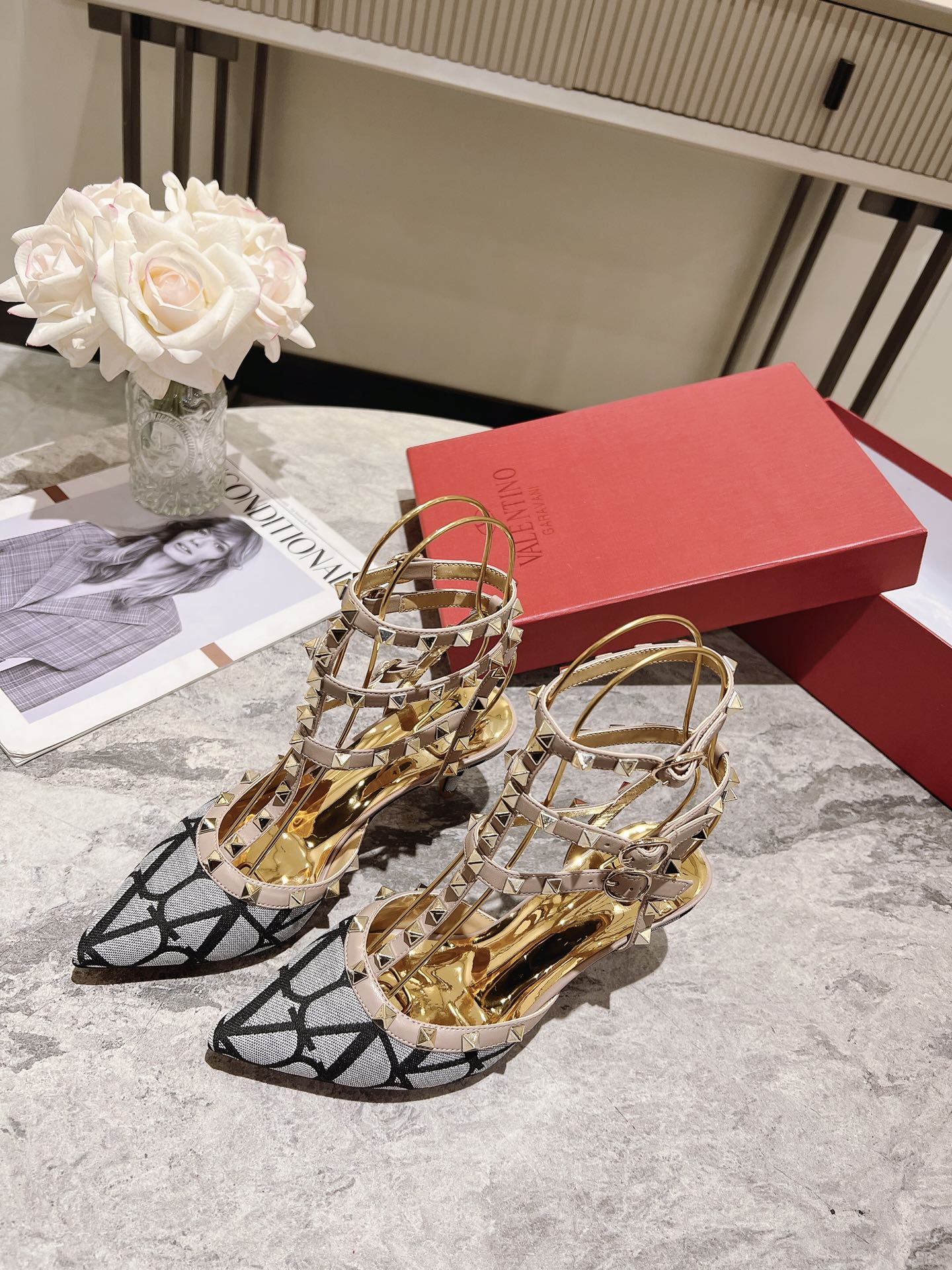 Valentino Valentino Primavera/Verano 2023 nuevo - zapatos remachados nuevo ------- ------La clásica 