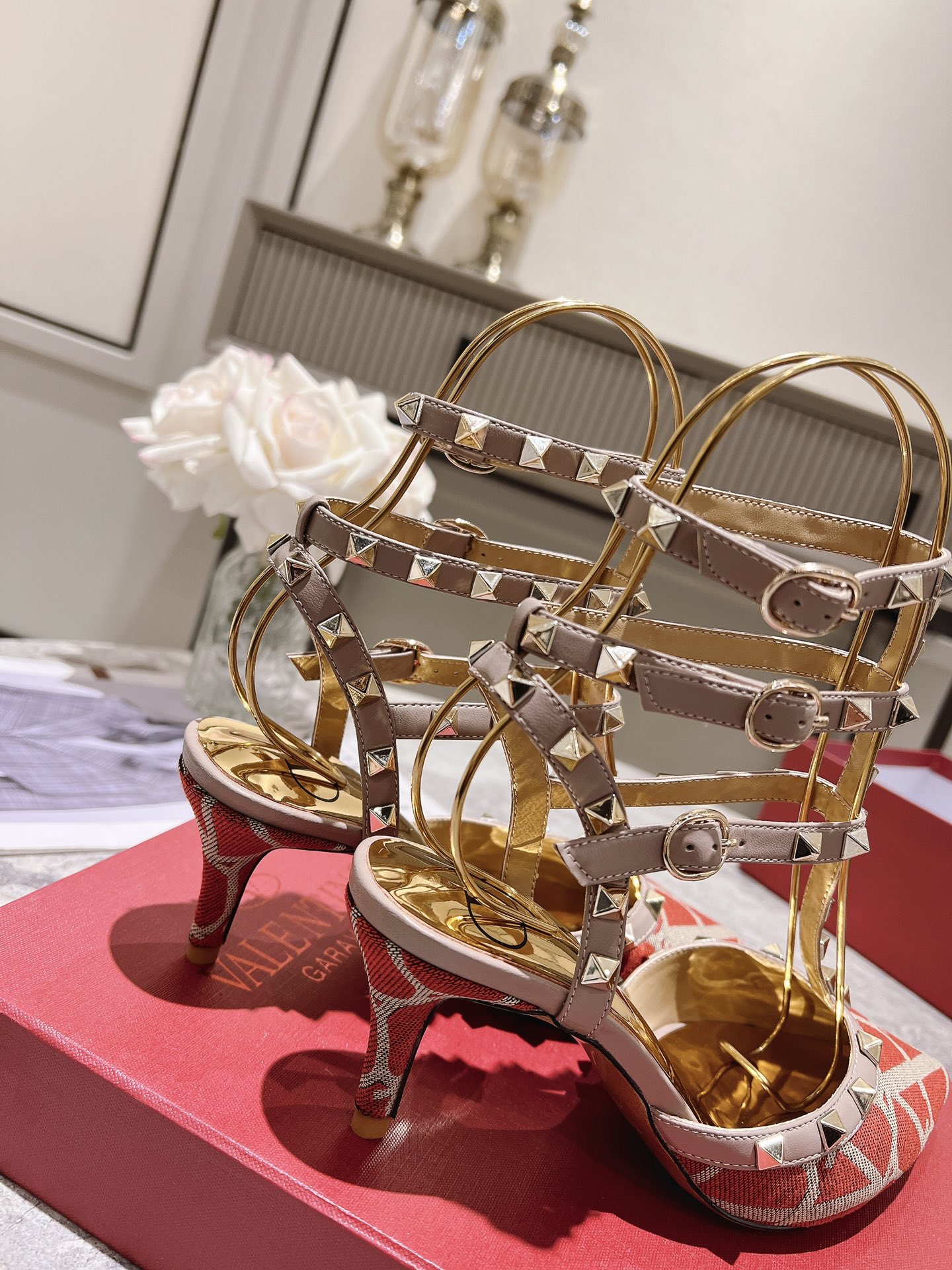 Valentino Valentino Primavera/Verano 2023 nuevo - zapatos remachados nuevo ------- ------La clásica 