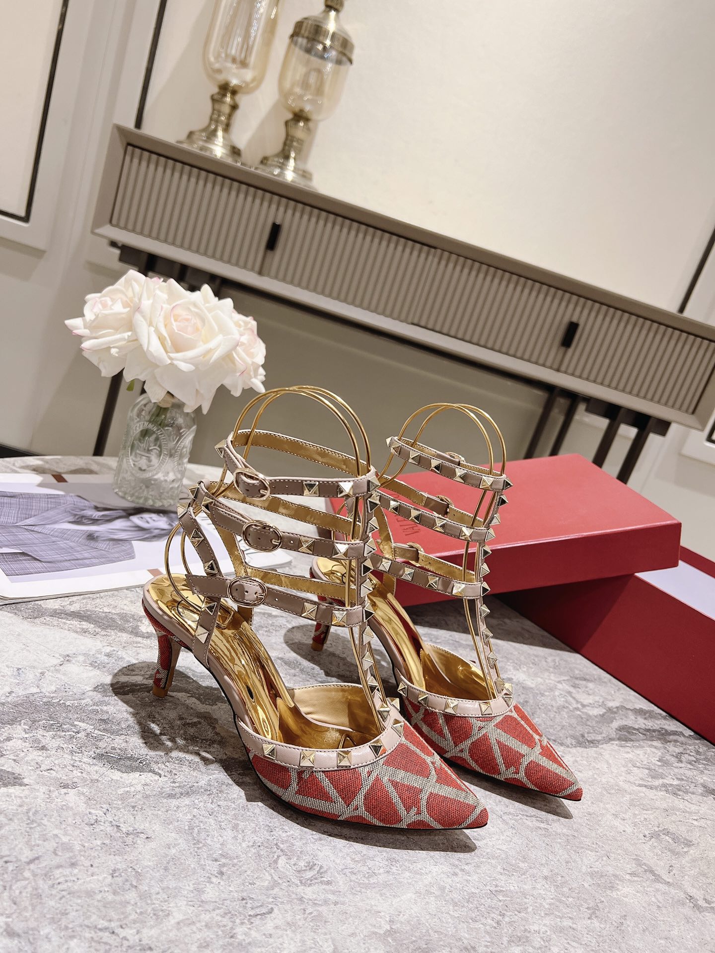 Valentino Valentino Primavera/Verano 2023 nuevo - zapatos remachados nuevo ------- ------La clásica 