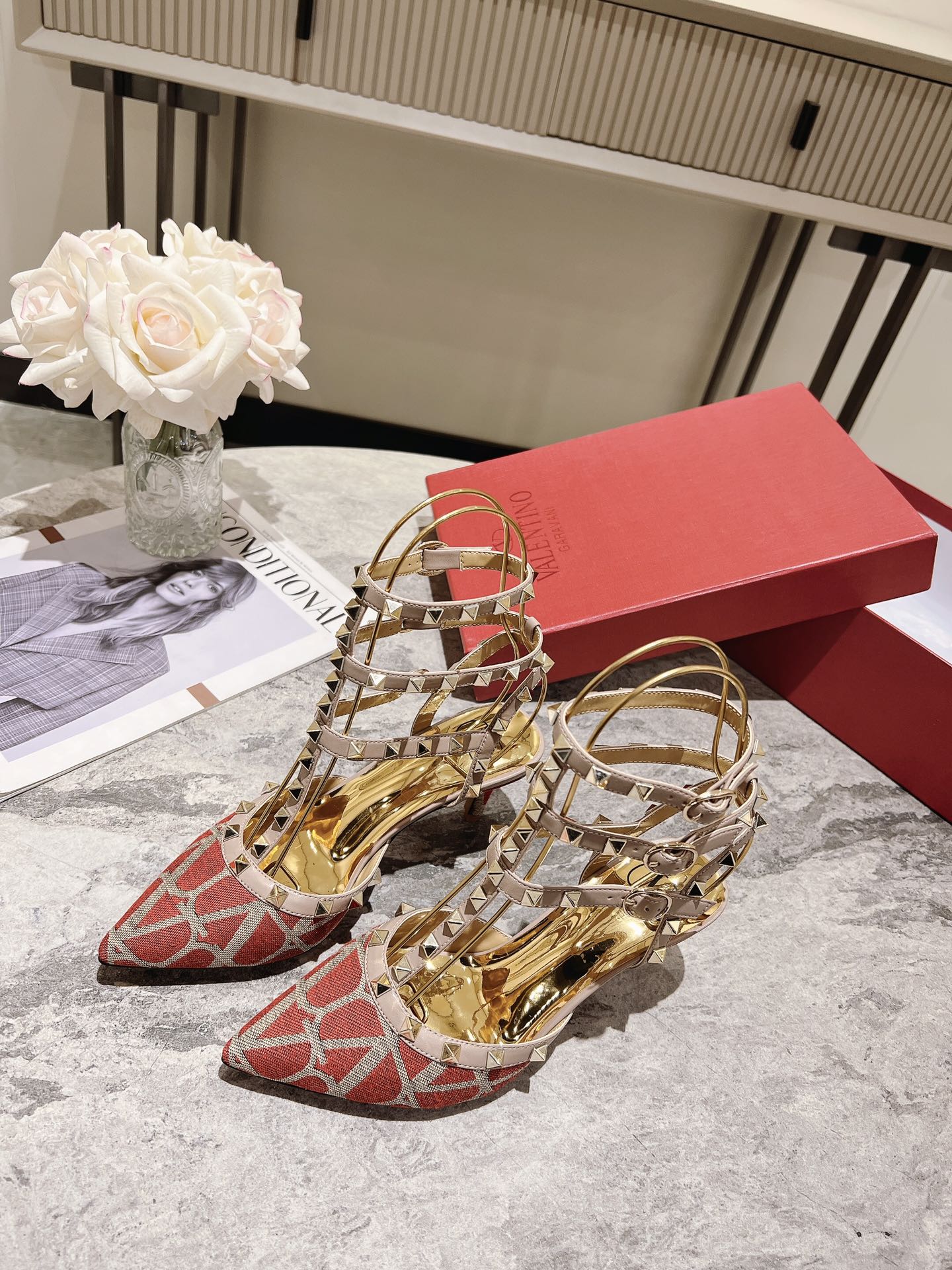 Valentino Valentino Primavera/Verano 2023 nuevo - zapatos remachados nuevo ------- ------La clásica 