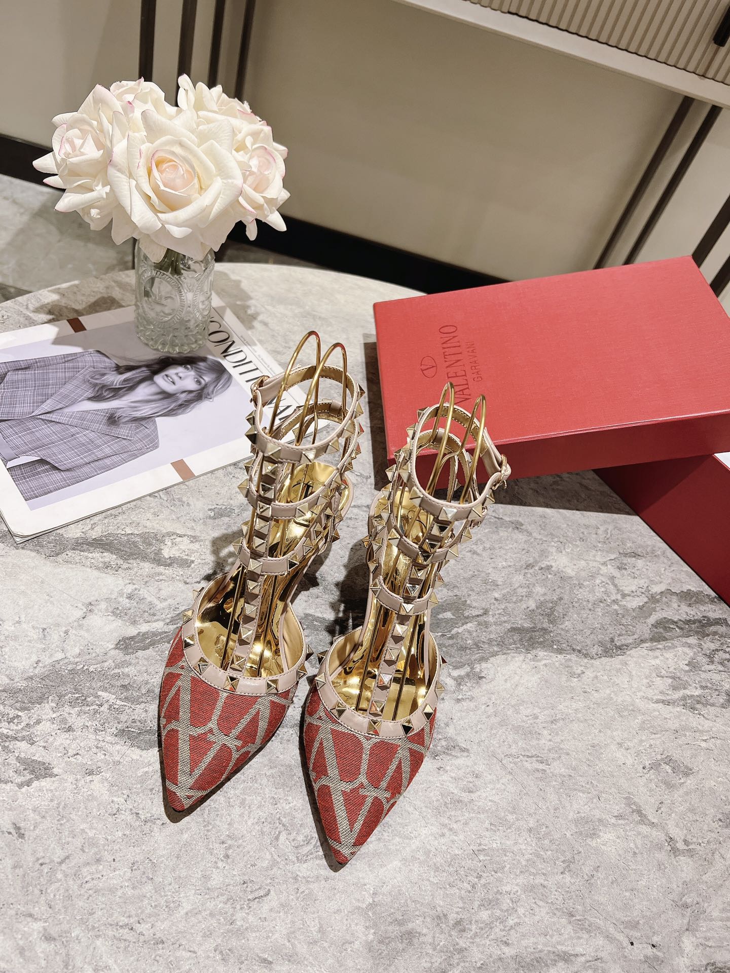 Valentino Valentino Primavera/Verano 2023 nuevo - zapatos remachados nuevo ------- ------La clásica 