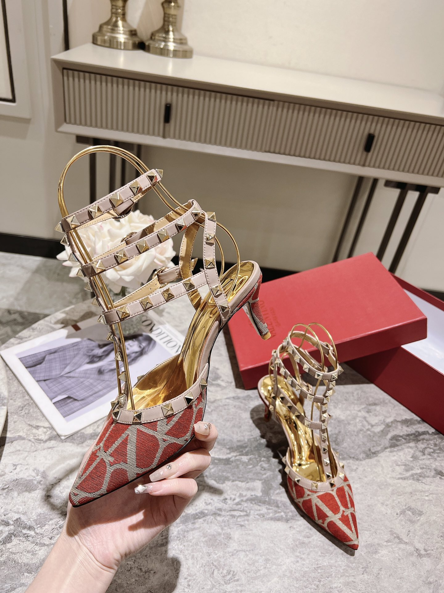 Valentino Valentino Primavera/Verano 2023 nuevo - zapatos remachados nuevo ------- ------La clásica 