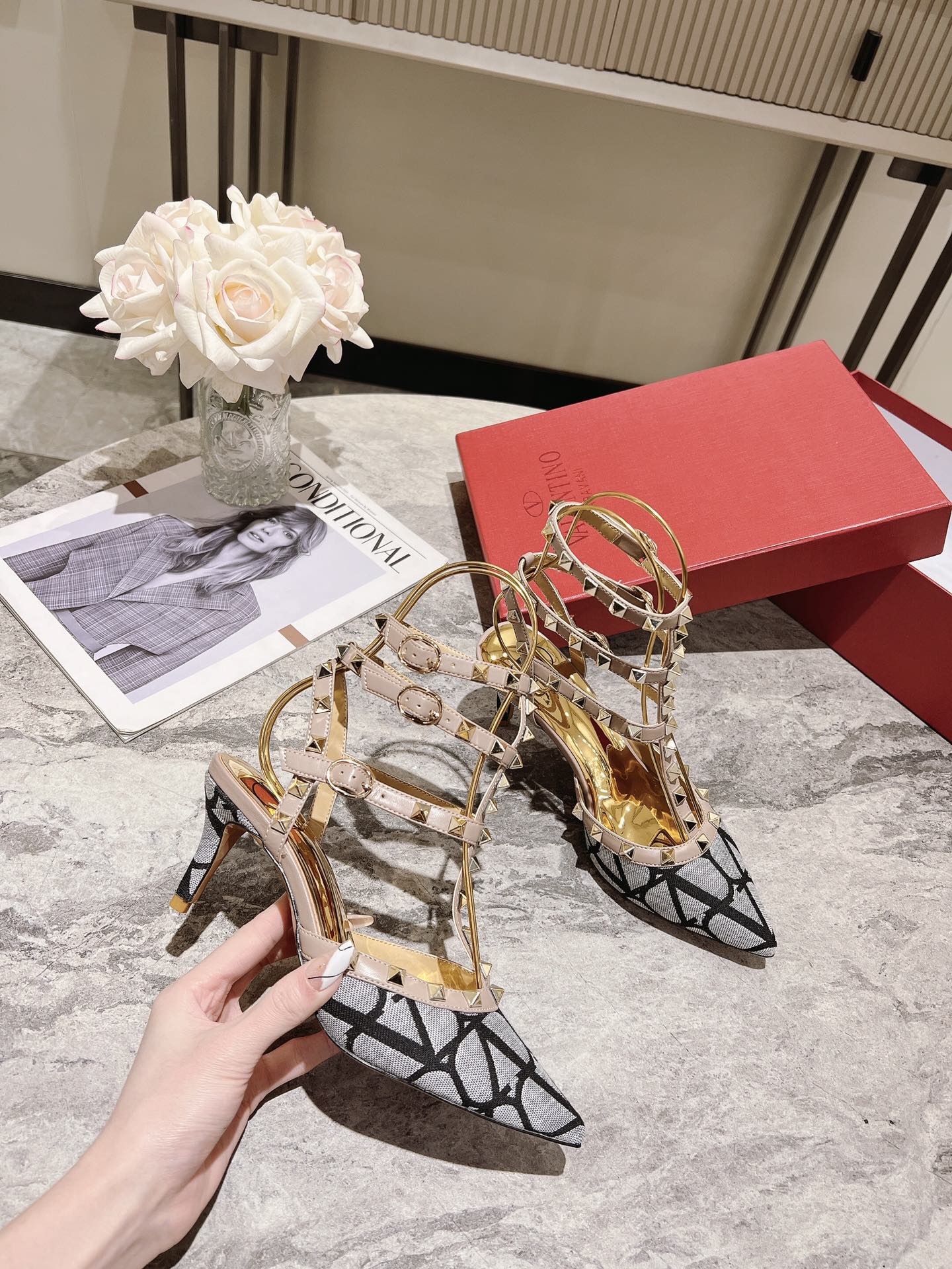 Valentino Valentino Primavera/Verano 2023 nuevo - zapatos remachados nuevo ------- ------La clásica 