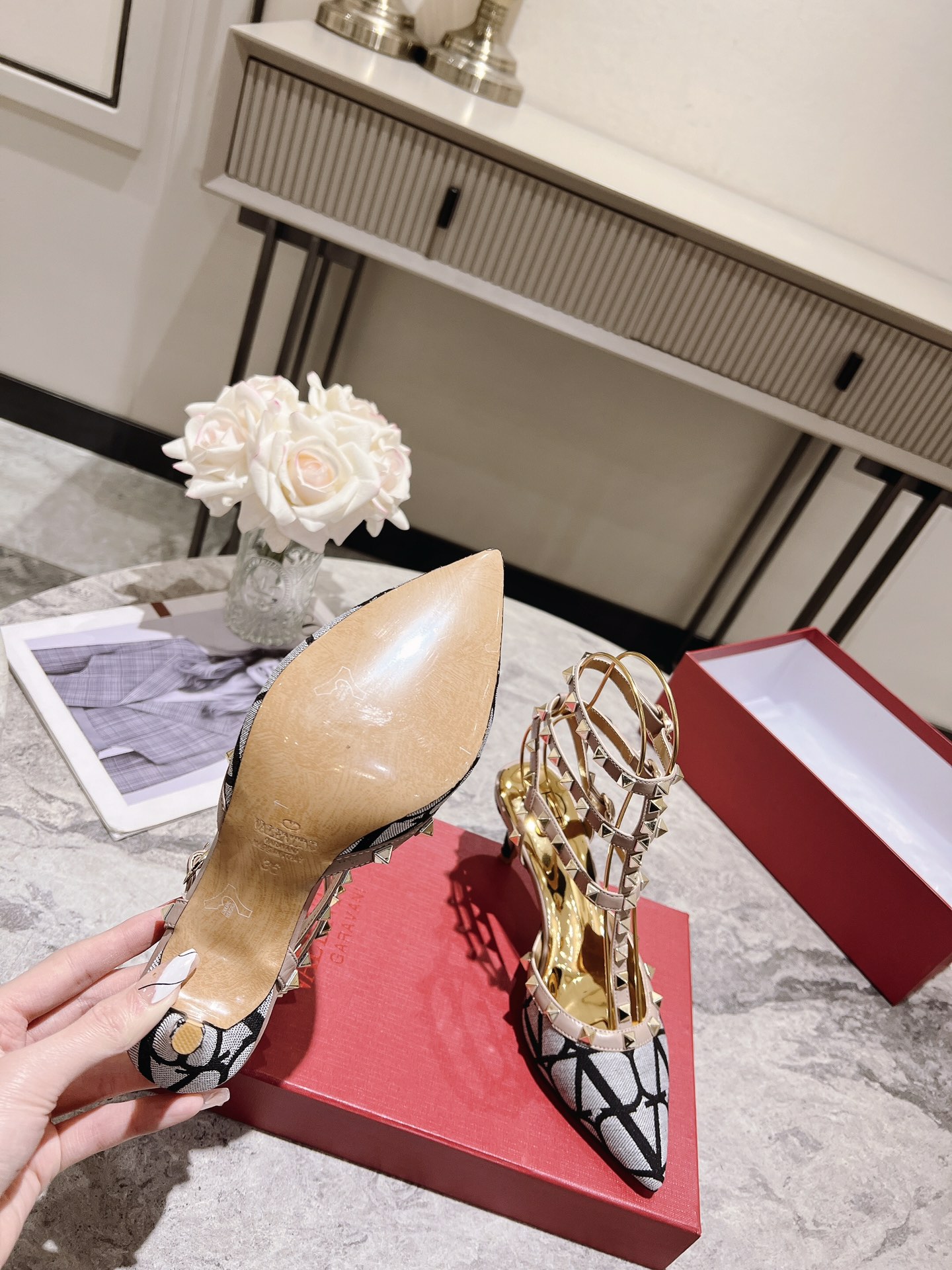 Valentino Valentino Primavera/Verano 2023 nuevo - zapatos remachados nuevo ------- ------La clásica 