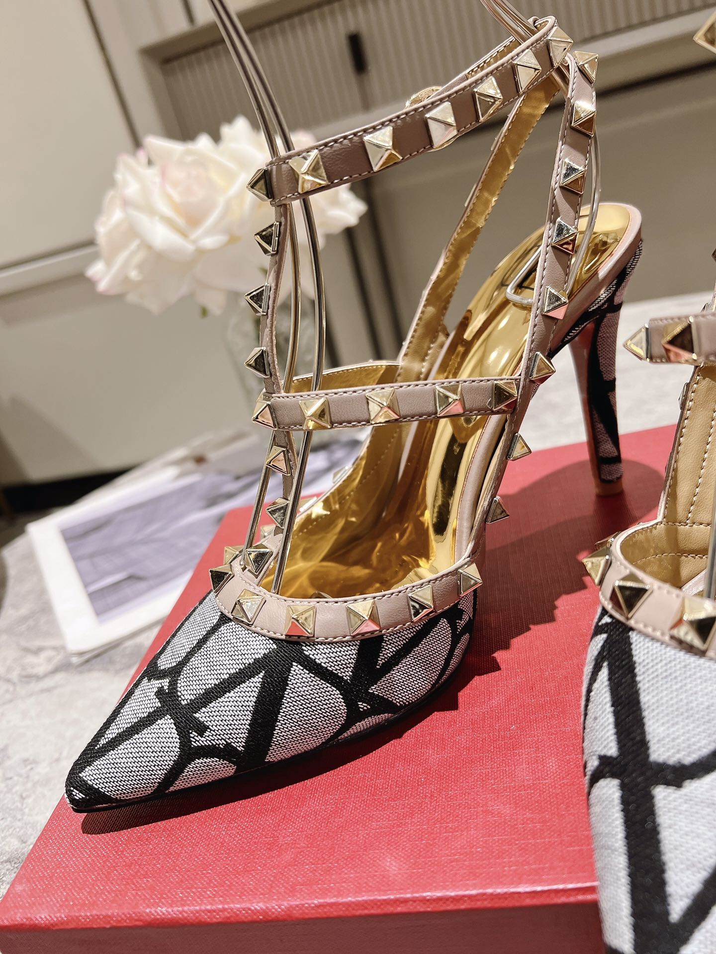 Valentino Valentino Primavera/Verano 2023 nuevo - remachado zapatos nuevo ------- ------El clásico "