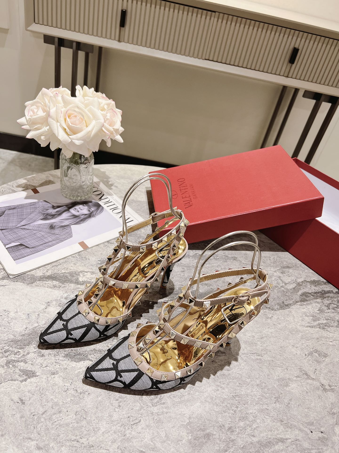 Valentino Valentino Primavera/Verano 2023 nuevo - remachado zapatos nuevo ------- ------El clásico "