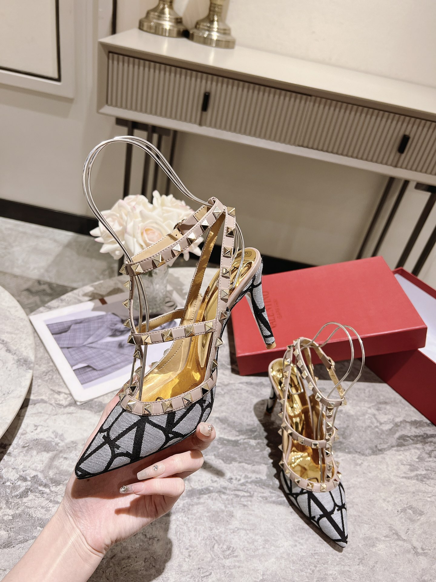 Valentino Valentino Primavera/Verano 2023 nuevo - remachado zapatos nuevo ------- ------El clásico "