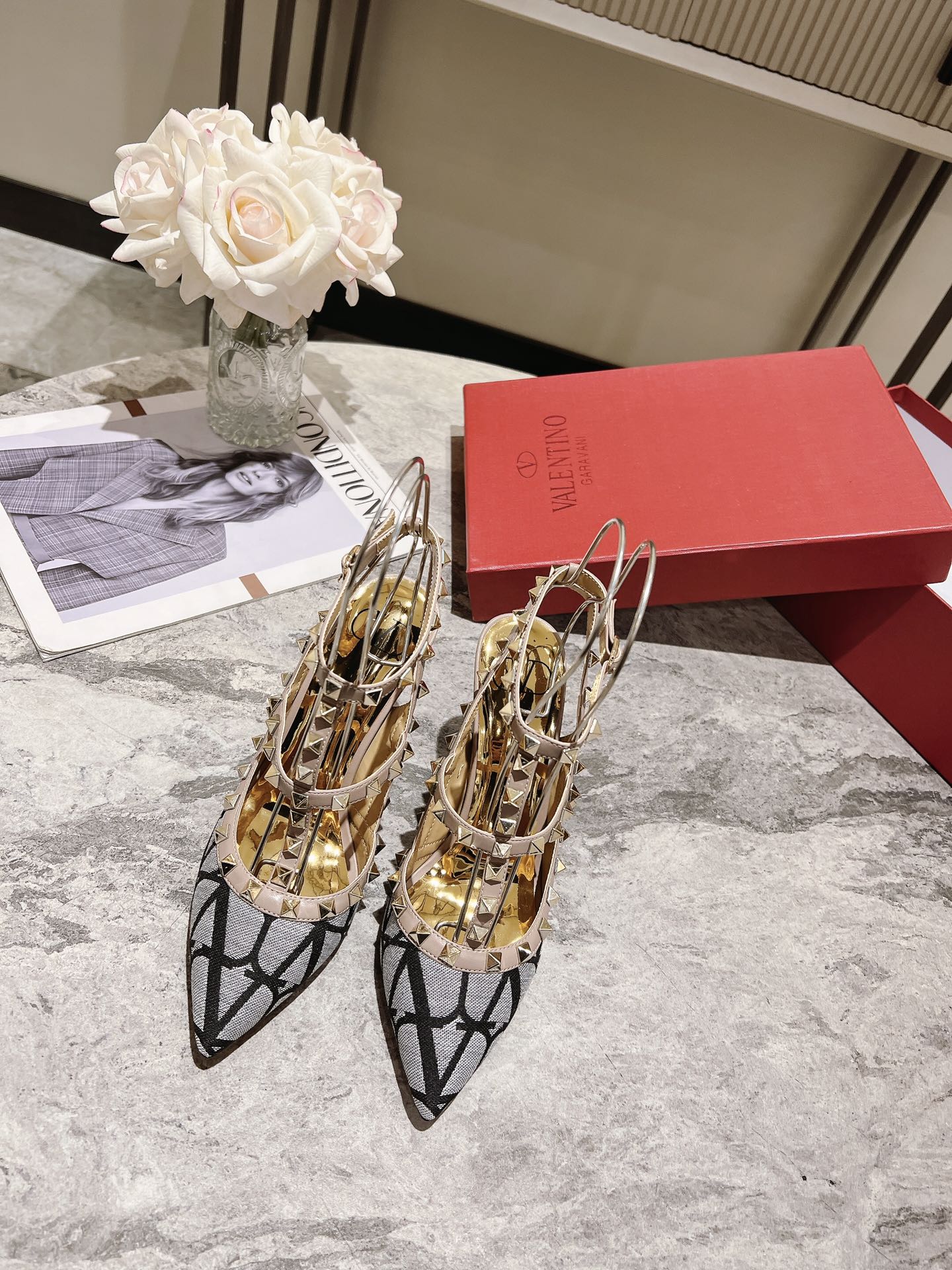 Valentino Valentino Primavera/Verano 2023 nuevo - remachado zapatos nuevo ------- ------El clásico "