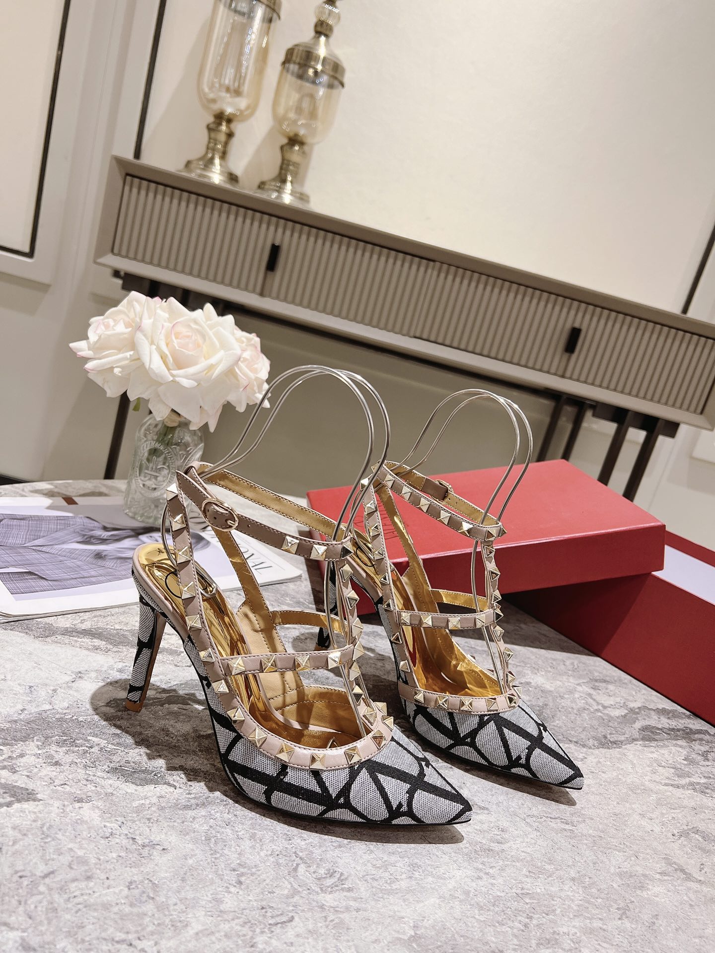 Valentino Valentino Primavera/Verano 2023 nuevo - remachado zapatos nuevo ------- ------El clásico "