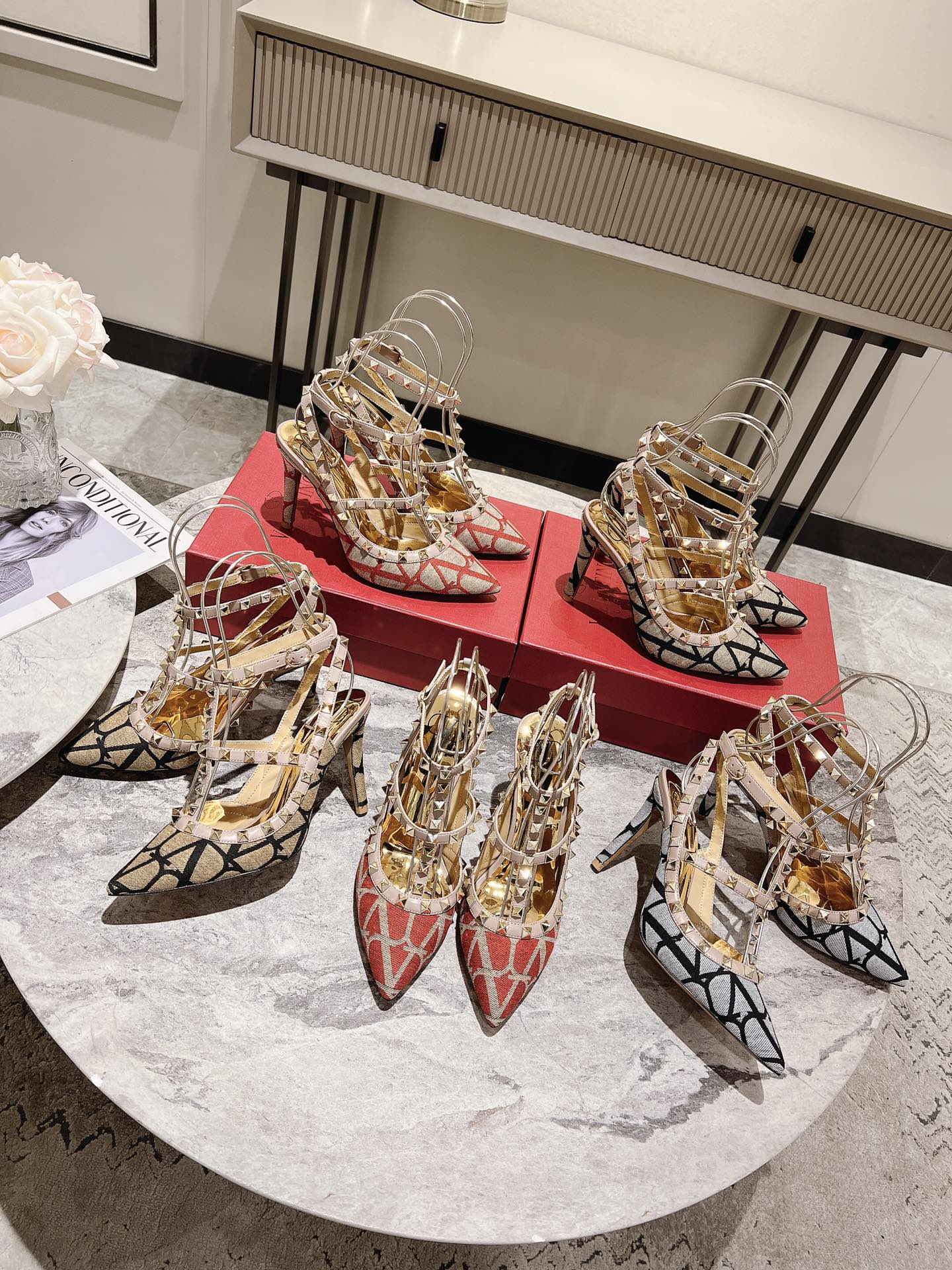 Valentino Valentino Primavera/Verano 2023 nuevo - remachado zapatos nuevo ------- ------El clásico "