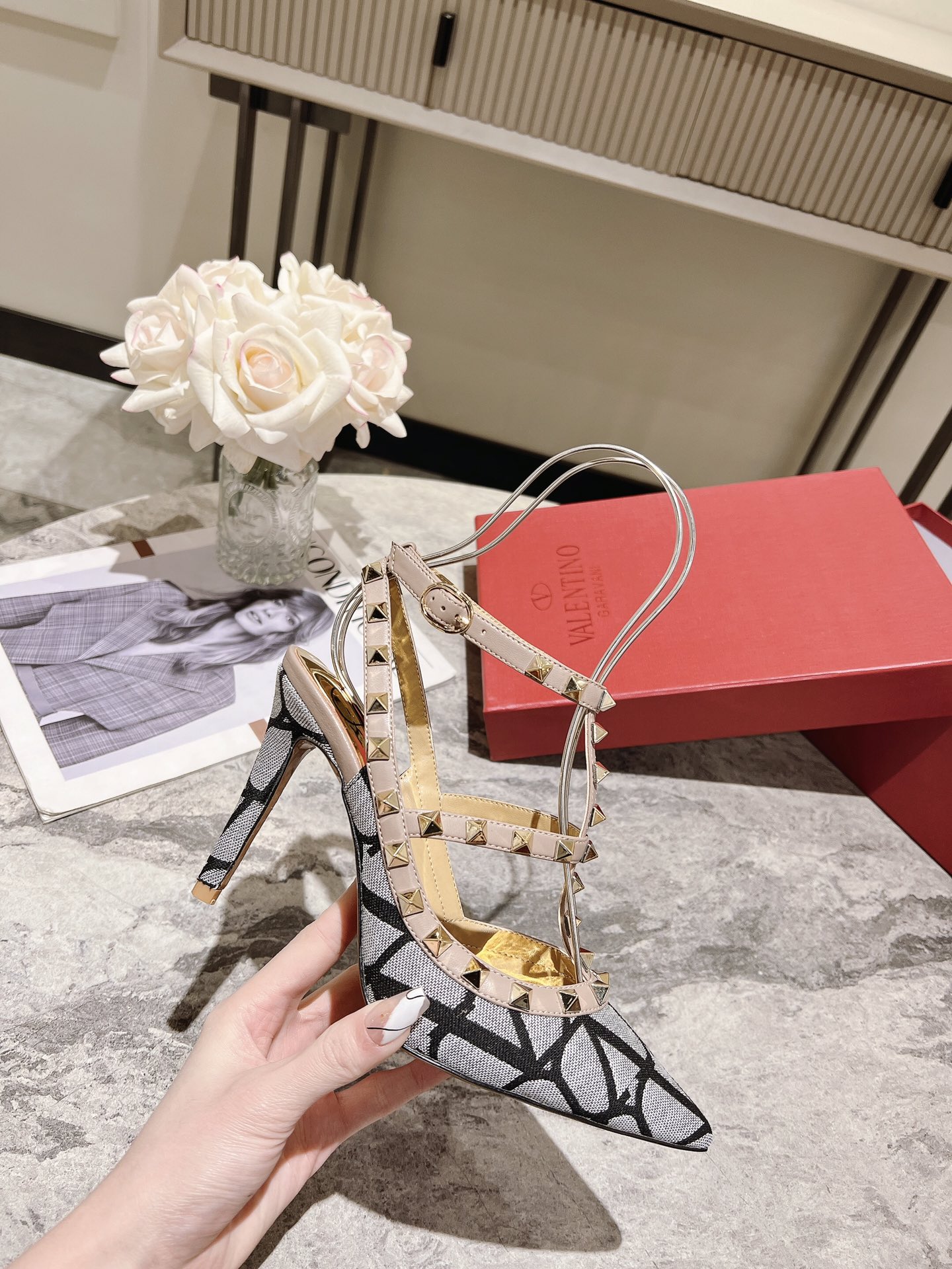 Valentino Valentino Primavera/Verano 2023 nuevo - remachado zapatos nuevo ------- ------El clásico 