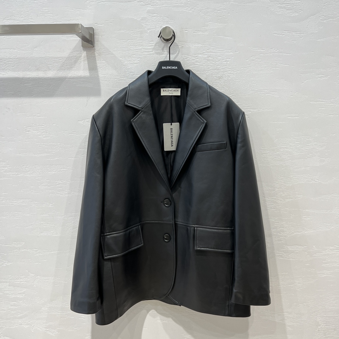 NO:661595,Exclusive first release of original quality BALENCI*GA imported sheepskin wide leather suit!  3D three-dimensional tailoring with wide shoulders and a wide version. A fashionable and refined tool for dressing up. The seemingly simple version looks great on the body!  The classic two-button boyfriend suit has a double-pocket flap design. I love it and it’s versatile!  Casual and lazy style!  The temperament is fashionable and high-end!  The perfect fit and sexy upper body!  Pure handicrafts, perfect smooth lines, handsome and capable. Original customized horn buckle. Imported lambskin. One color SML M size bust 120, shoulder width 50, sleeve length 60, dress length 74., Balenciaga-clothing, balenciaga, balenciaga, business suit, sheepskin,  19860909独家首发原单品质BALENCI*GA 进口绵羊皮阔版皮西装！3D立体剪裁宽肩阔版版型.时髦精穿搭神器.看似简单版型上身效果超赞！经典两粒扣男友风西装双袋盖设计超级大爱百搭款！随性的慵懒风！气质时髦又高级！完美版型上身又A又飒！纯手工艺完美流畅线条感 帅气干练.原版定制牛角扣.进口小羊皮.一色SML M码胸围120,肩宽50,袖长60,衣长74.,巴黎世家-服装,balenciaga,balenciaga,business suit,sheepskin, ,Women's clothing