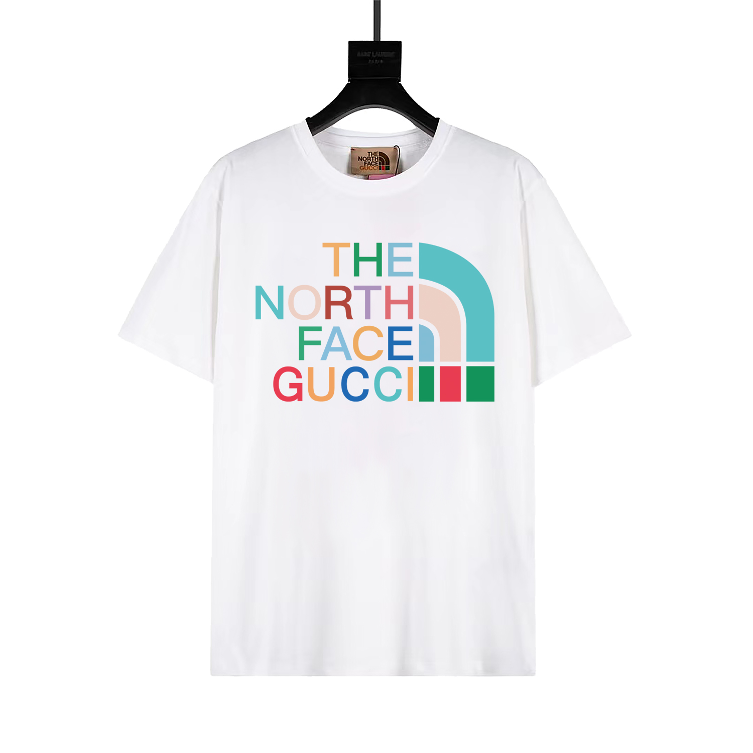Gucci & TNF联名印花T恤 The North Face与Gucci拥有相似的发展历史和价值观，并且秉持相同的探索精神，这次两大品牌特别推出The North Face x Gucci联名系列，这款T恤便是其中一款出众单品。 在此…