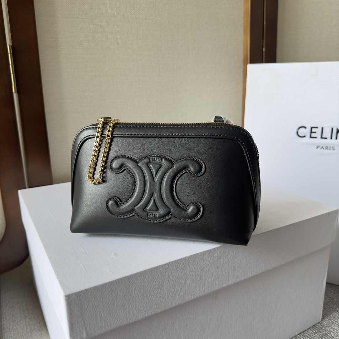 NO:207698,CELIN'New Product Sharing|Retro Calfskin TRIOMPHE Relief Arc de Triomphe Seashell Bag New Retro Full-Leather Arc de Triomphe logo Three-dimensional Arc de Triomphe logo engraved with texture full mark retro versatile. You can hold it in hand or match it with long chain capacity or daily keys for daily going out. Necessities for girls such as red tissues can be put in cowhide leather, lining cowhide/fabric, gold metal parts, crossbody and shoulder back, zipper Model number 101382 Opening and closing, 1 main compartment, chain belt length 55 cm Size 16×11×8 cm (with original packaging), Celine, celine, celine, cowhide19860909CELIN‘新品分享|复古小牛皮TRIOMPHE浮雕凯旋门贝壳包 新款复古全皮贝壳包立体凯旋门logo刻印质感满分复古百搭 可以手拿也可以搭配长链条容量也可以平时日常出门的钥匙 红纸巾之类女孩子的必需品都可以放进去 牛皮革,衬里牛皮革/织物,金色金属件,斜挎和肩背,拉链 款号101382 开合,1个主隔层,链带长55厘米 尺寸16×11×8厘米（配原版包装）,赛琳celine,celine,celine,cowhide,Bag