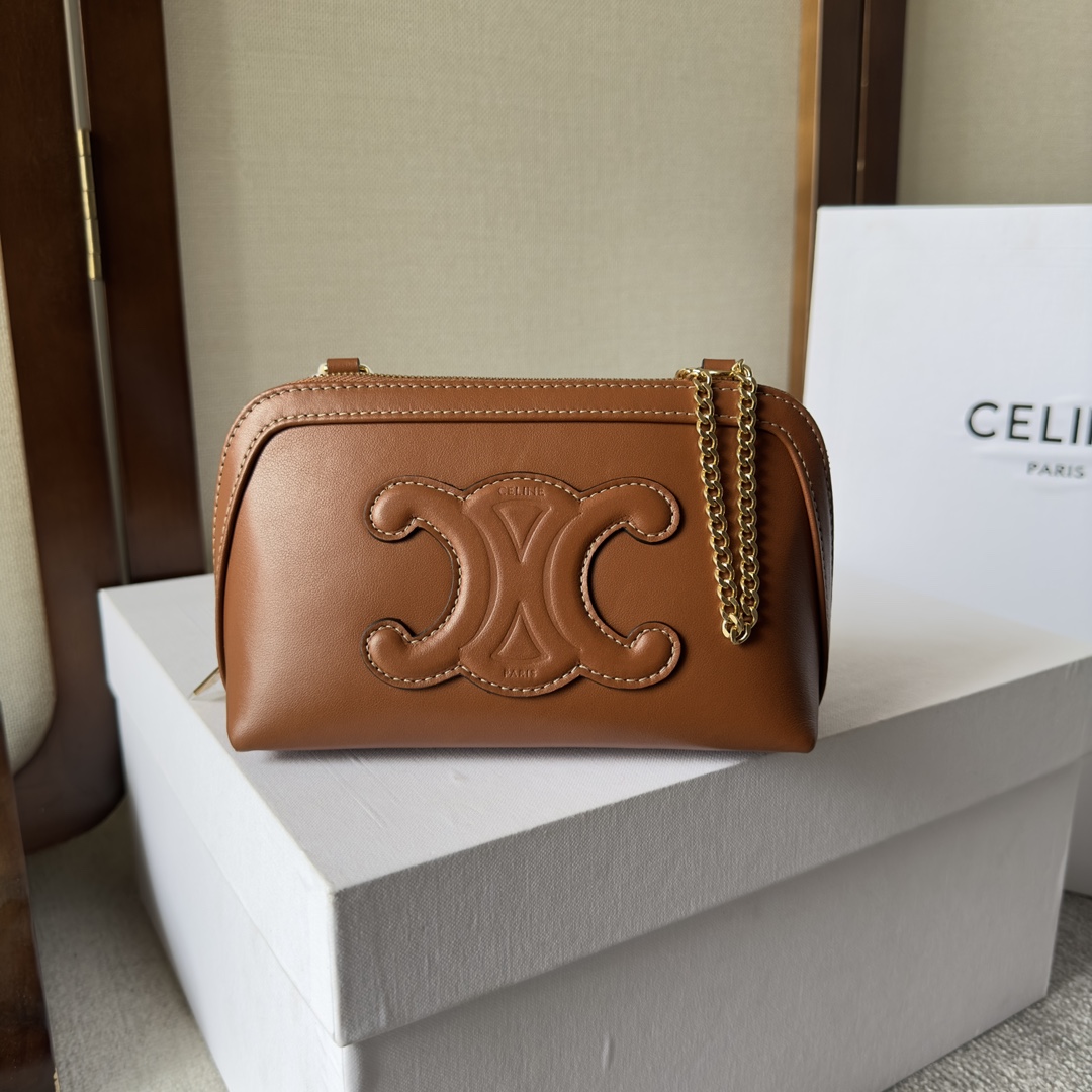 NO:207703,CELIN'New Product Sharing|Retro Calfskin TRIOMPHE Relief Arc de Triomphe Seashell Bag New Retro Full-Leather Arc de Triomphe logo Three-dimensional Arc de Triomphe logo engraved with texture full mark retro versatile. You can hold it in hand or match it with long chain capacity or daily keys for daily outings. Necessities for girls such as red tissues can be put in cowhide leather, lining cowhide/fabric, gold metal parts, crossbody and shoulder back, zipper Model number 101382 Opening and closing, 1 main compartment, chain belt length 55 cm Size 16×11×8 cm (with original packaging), Celine, celine, celine, cowhide19860909CELIN‘新品分享|复古小牛皮TRIOMPHE浮雕凯旋门贝壳包 新款复古全皮贝壳包立体凯旋门logo刻印质感满分复古百搭 可以手拿也可以搭配长链条容量也可以平时日常出门的钥匙 红纸巾之类女孩子的必需品都可以放进去 牛皮革,衬里牛皮革/织物,金色金属件,斜挎和肩背,拉链 款号 101382 开合,1个主隔层,链带长55厘米 尺寸16×11×8厘米（配原版包装）,赛琳celine,celine,celine,cowhide,Bag