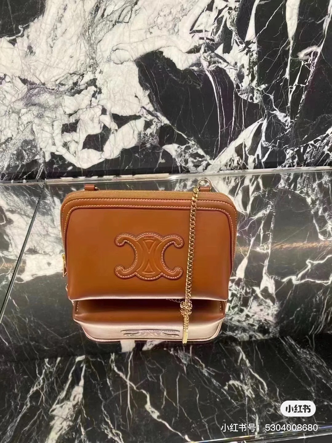 NO:207668,Celine's new Arc de Triomphe chain shell bag Celine's new Arc de Triomphe chain shell bag retro fashionable and versatile. All cowhide. Three-dimensional Arc de Triomphe Logo. The texture is super invincible. The caramel color is too suitable for autumn and winter. Celine, celine, celine, cowhide19860909Celine新款凯旋门链条贝壳包 赛琳Celine新款凯旋门链条贝壳包 复古时髦又百搭 全牛皮材质 立体凯旋门 Logo 质感超级无敌棒 焦糖色也太适合秋冬了,赛琳celine,celine,celine,cowhide,Bag