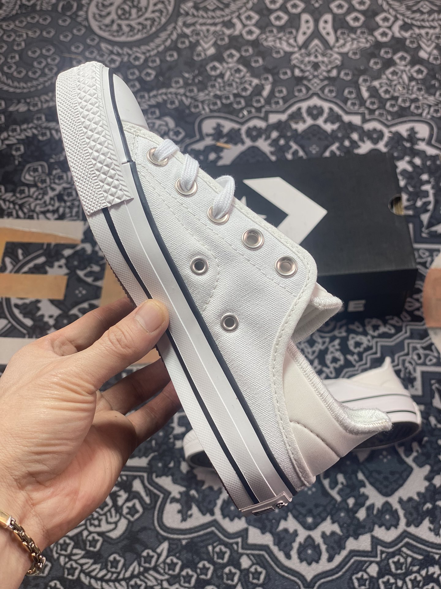 Finally, this kind of Converseall star canvas shoes that can step on the heel is available. A03075C A03076C