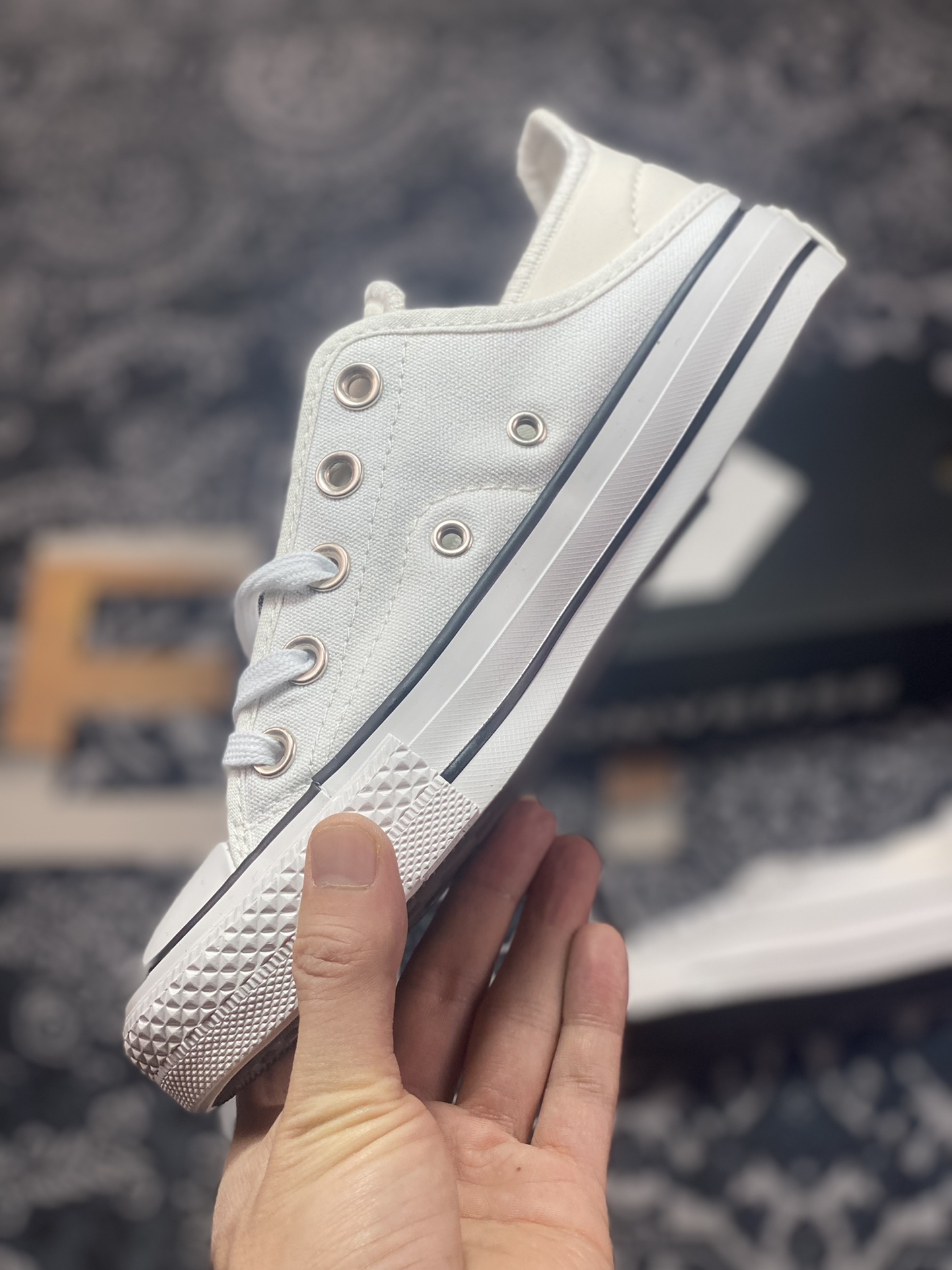 Finally, this kind of Converseall star canvas shoes that can step on the heel is available. A03075C A03076C