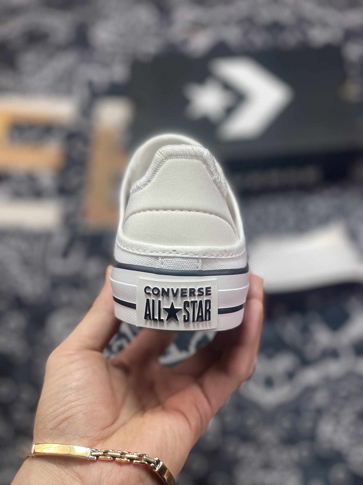 Finally, this kind of Converseall star canvas shoes that can step on the heel is available. A03075C A03076C