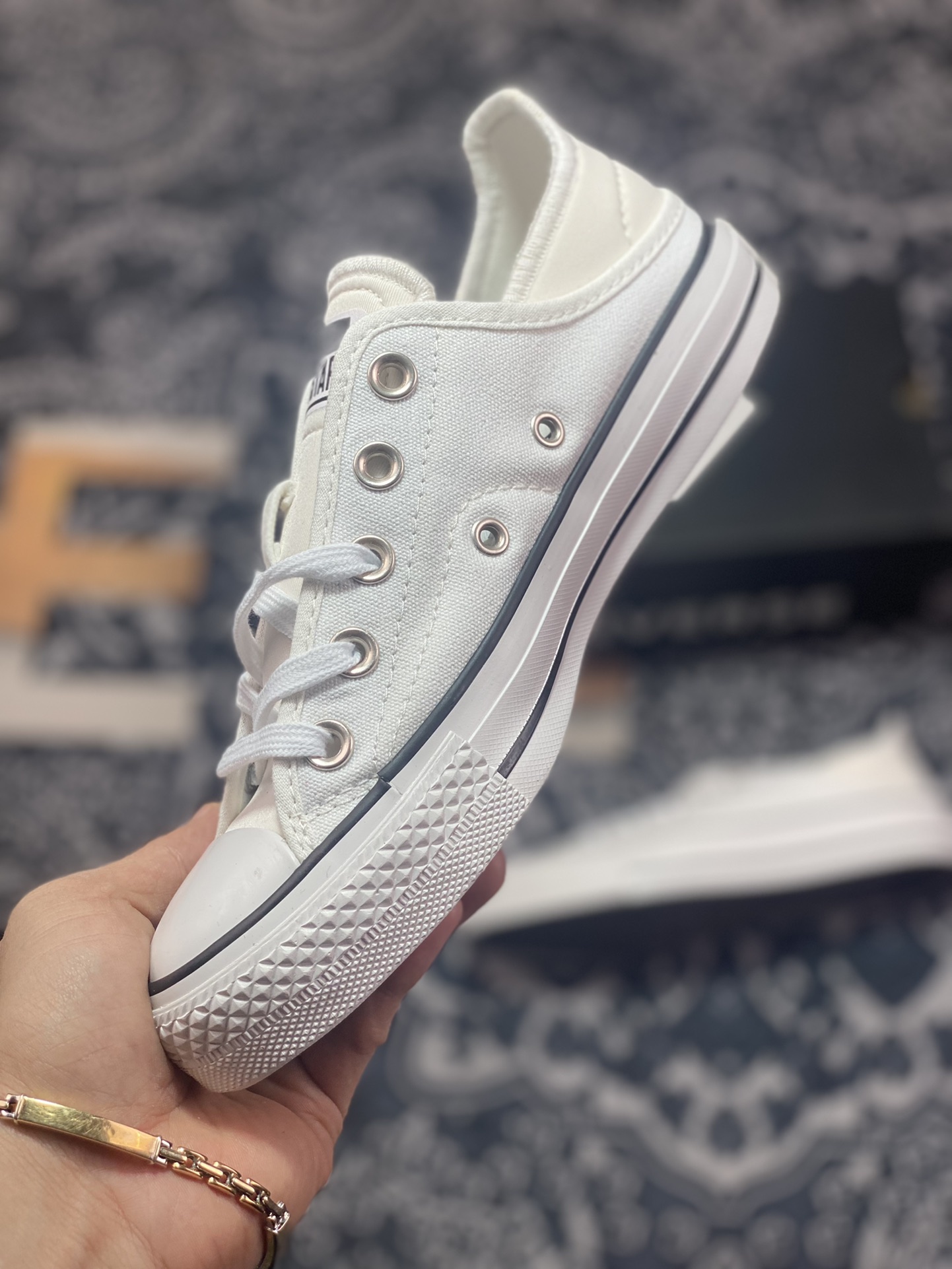 Finally, this kind of Converseall star canvas shoes that can step on the heel is available. A03075C A03076C