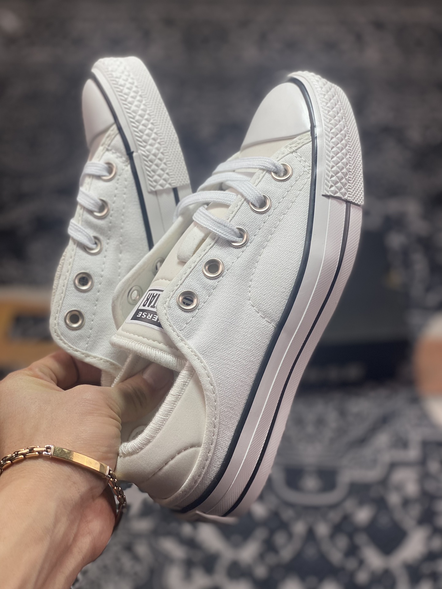 Finally, this kind of Converseall star canvas shoes that can step on the heel is available. A03075C A03076C